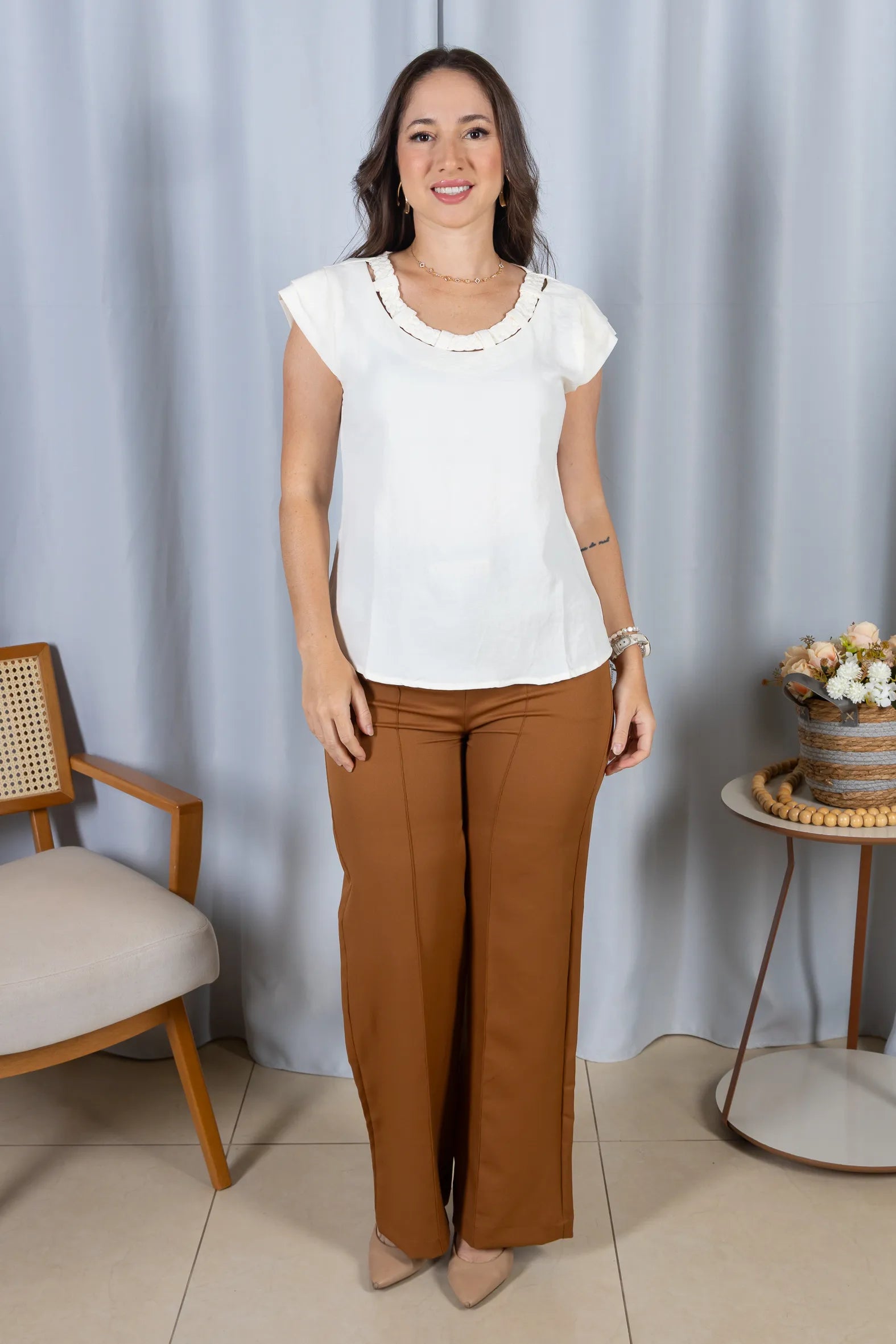 Blusa Manga Curta em Crepe Soft Touch Detalhe Trançado no Colo Aurora Off White