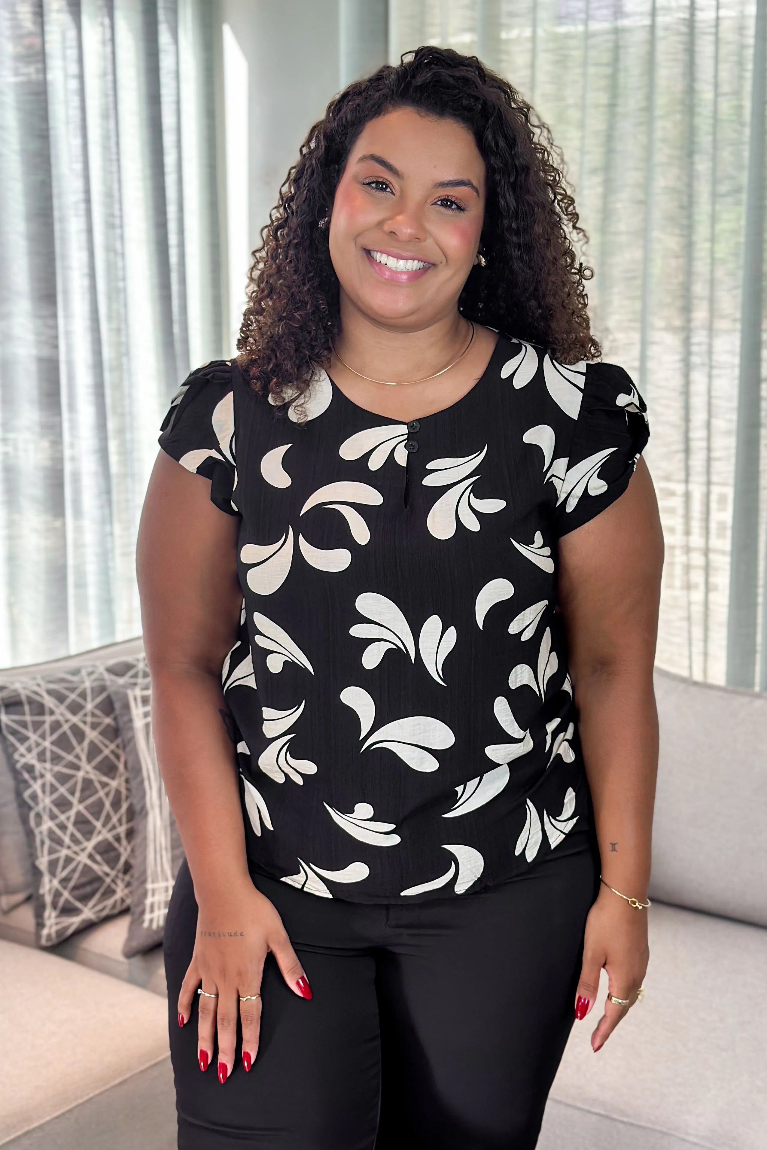 Blusa Manga Transpassada Visco Soft Detalhe Botão Magali Estampada Preta