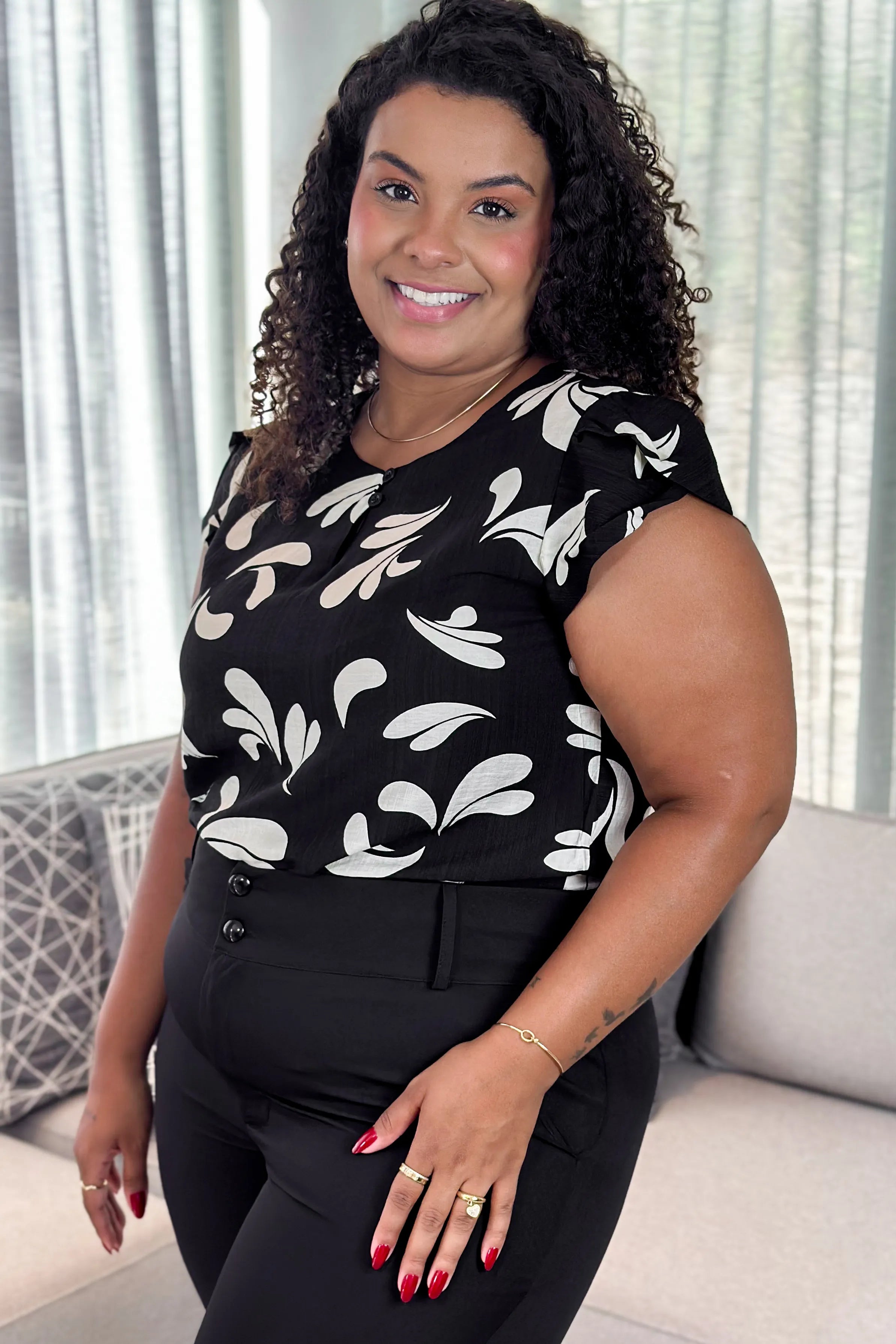 Blusa Manga Transpassada Visco Soft Detalhe Botão Magali Estampada Preta