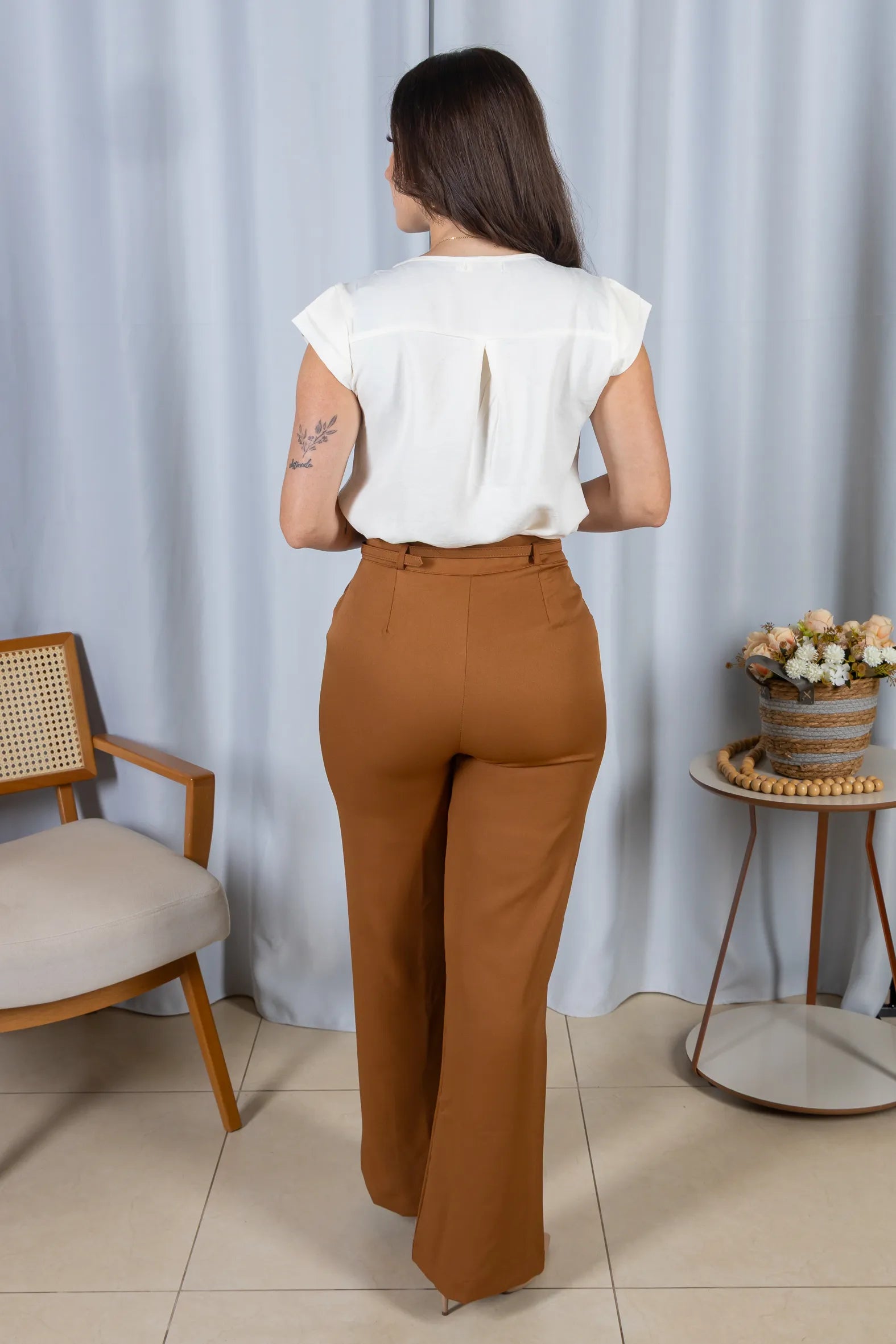 Blusa Manga Curta em Crepe Soft Touch Detalhe Trançado no Colo Aurora Off White