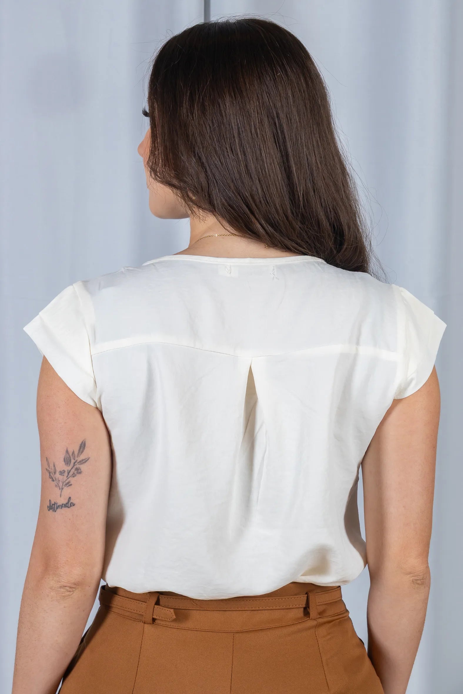 Blusa Manga Curta em Crepe Soft Touch Detalhe Trançado no Colo Aurora Off White