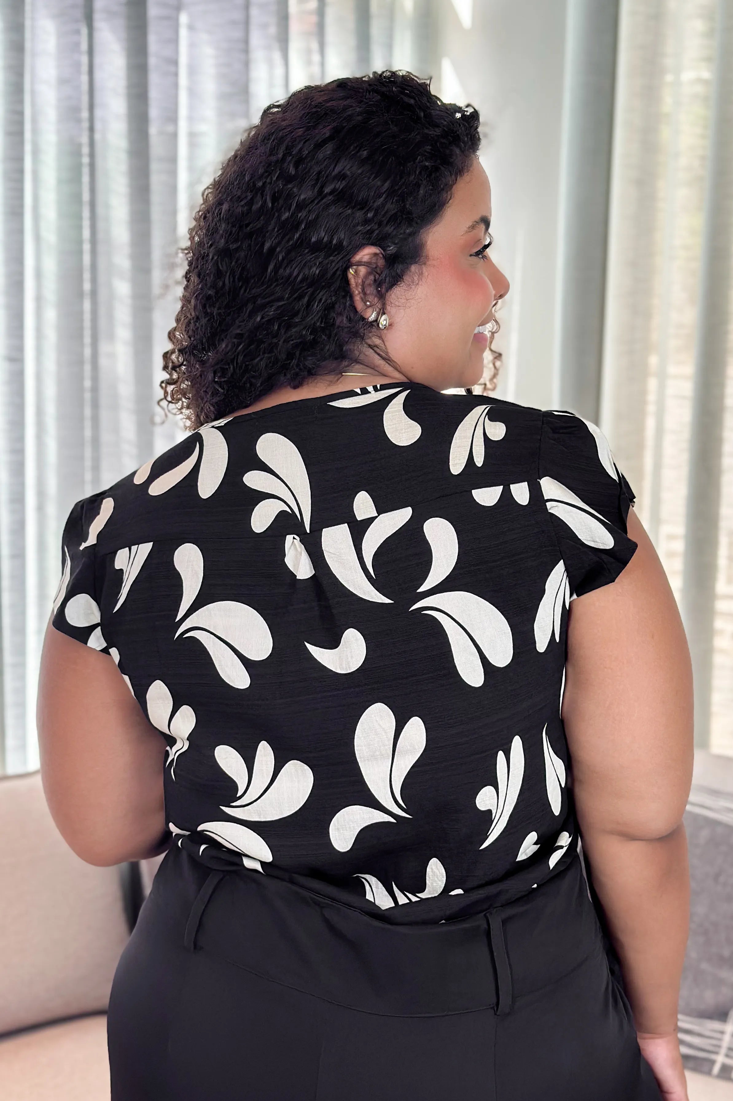 Blusa Manga Transpassada Visco Soft Detalhe Botão Magali Estampada Preta