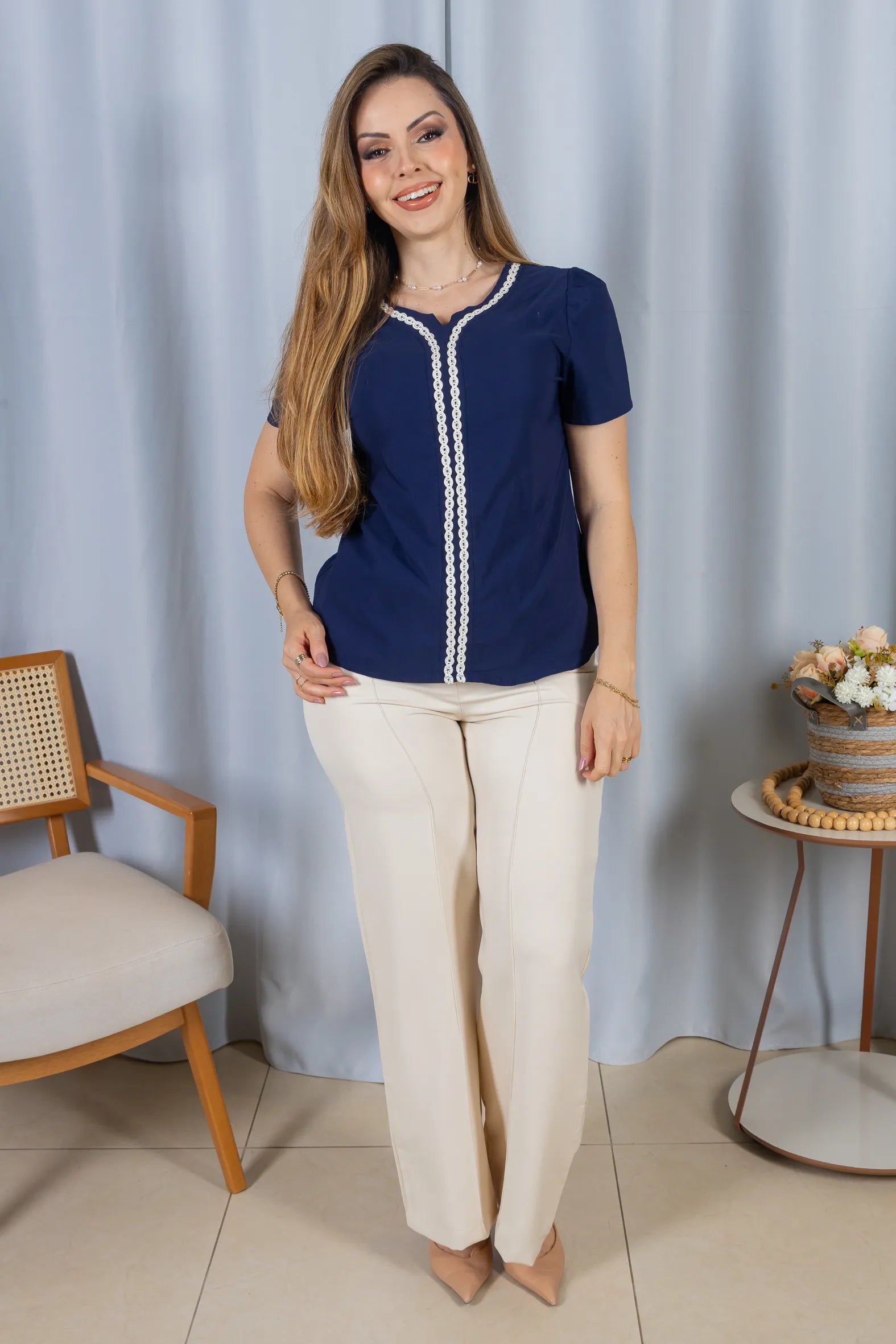 Blusa Manga Curta em Visco Mix Decote em "V" Detalhe Bordado Morgana Azul Marinho