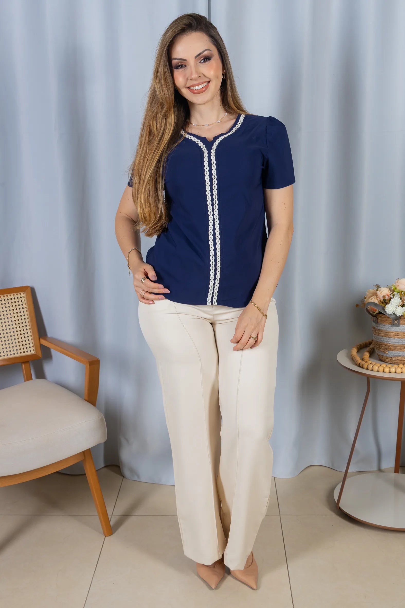 Blusa Manga Curta em Visco Mix Decote em "V" Detalhe Bordado Morgana Azul Marinho