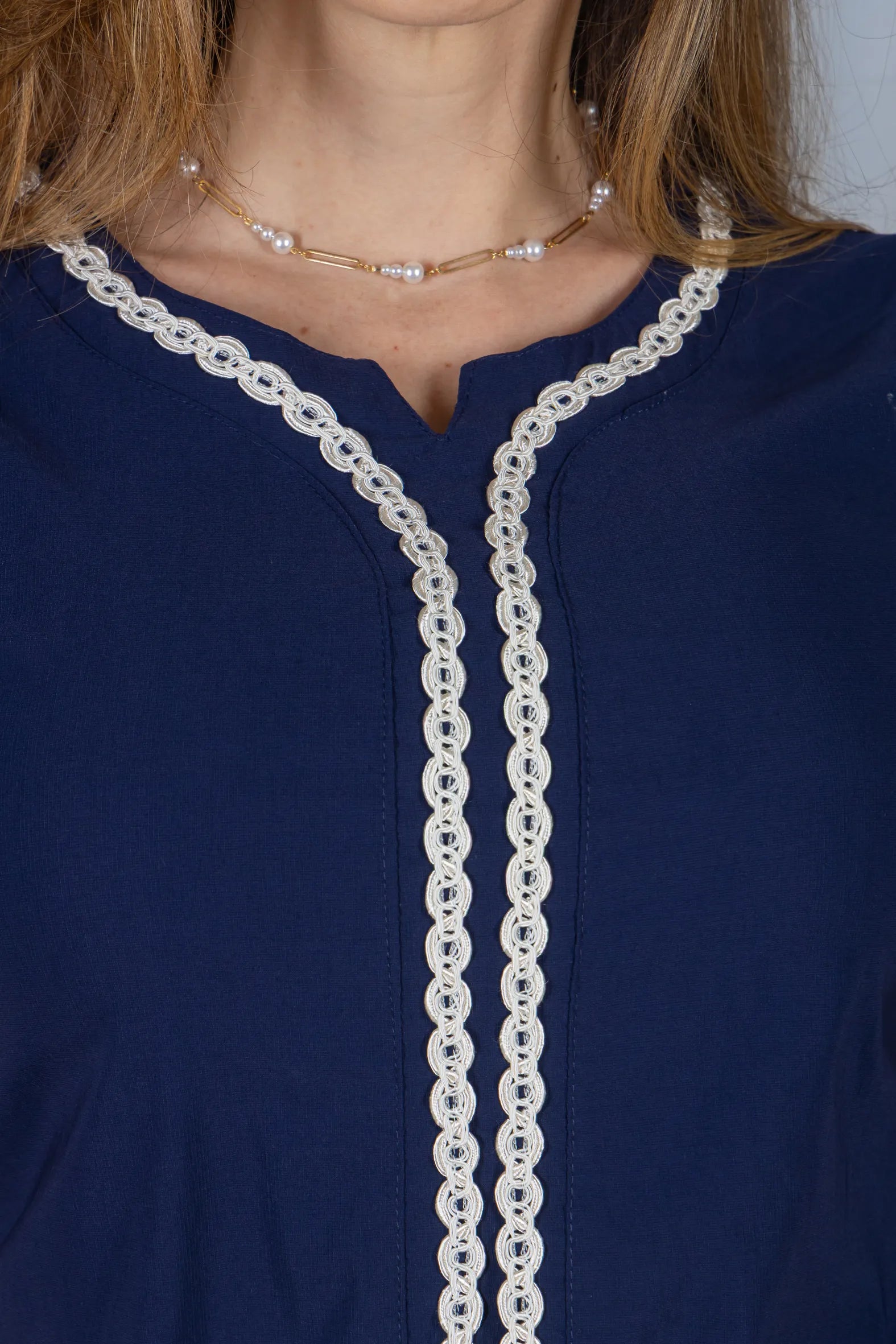 Blusa Manga Curta em Visco Mix Decote em "V" Detalhe Bordado Morgana Azul Marinho