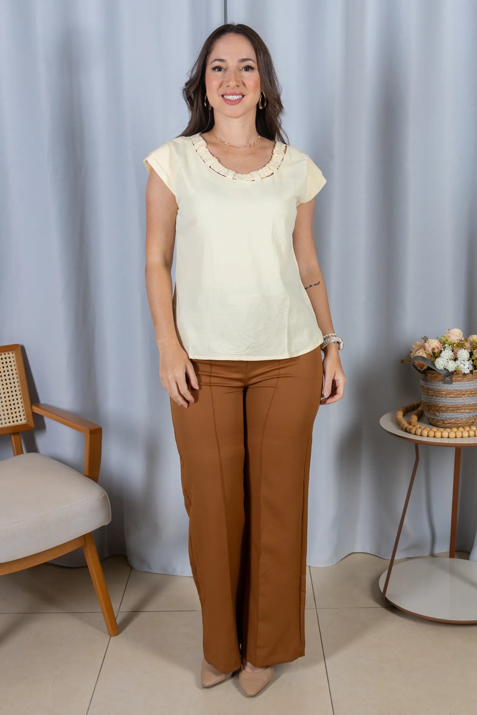 Blusa Manga Curta em Crepe Soft Touch Detalhe Trançado no Colo Aurora Amarelo Manteiga