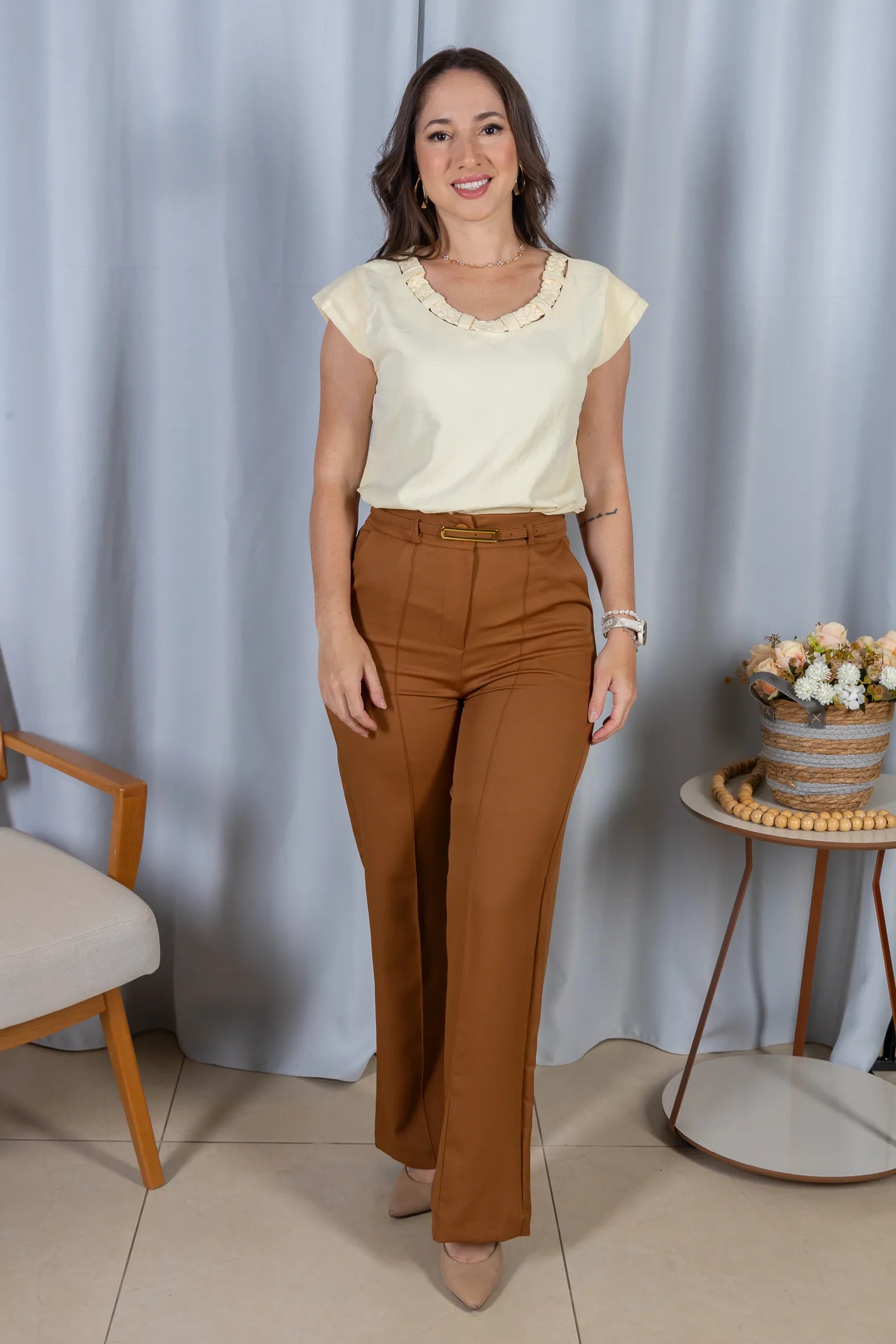 Blusa Manga Curta em Crepe Soft Touch Detalhe Trançado no Colo Aurora Amarelo Manteiga