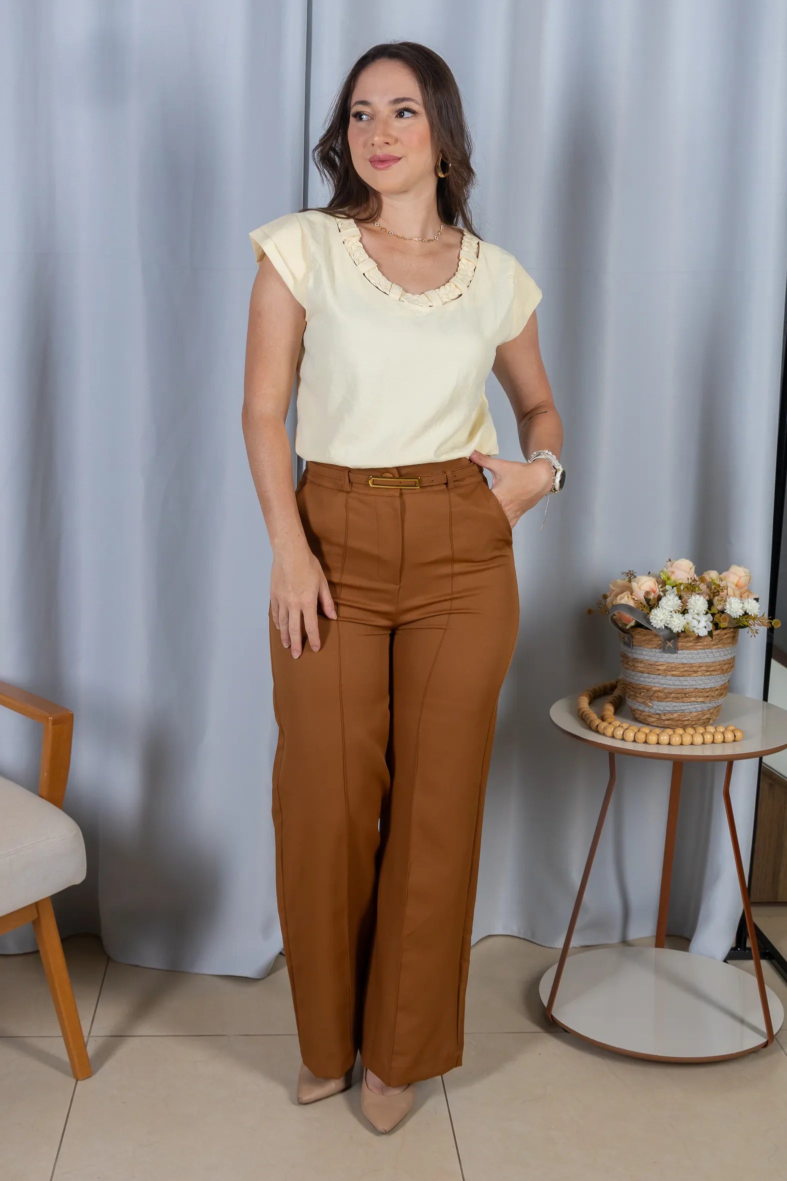 Blusa Manga Curta em Crepe Soft Touch Detalhe Trançado no Colo Aurora Amarelo Manteiga