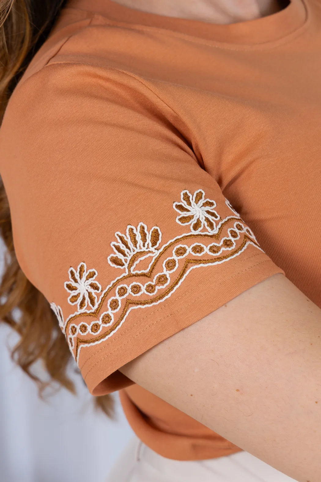Blusa Manga Curta com Detalhe Bordado Floral em Cotton Lycra Samantha Coral