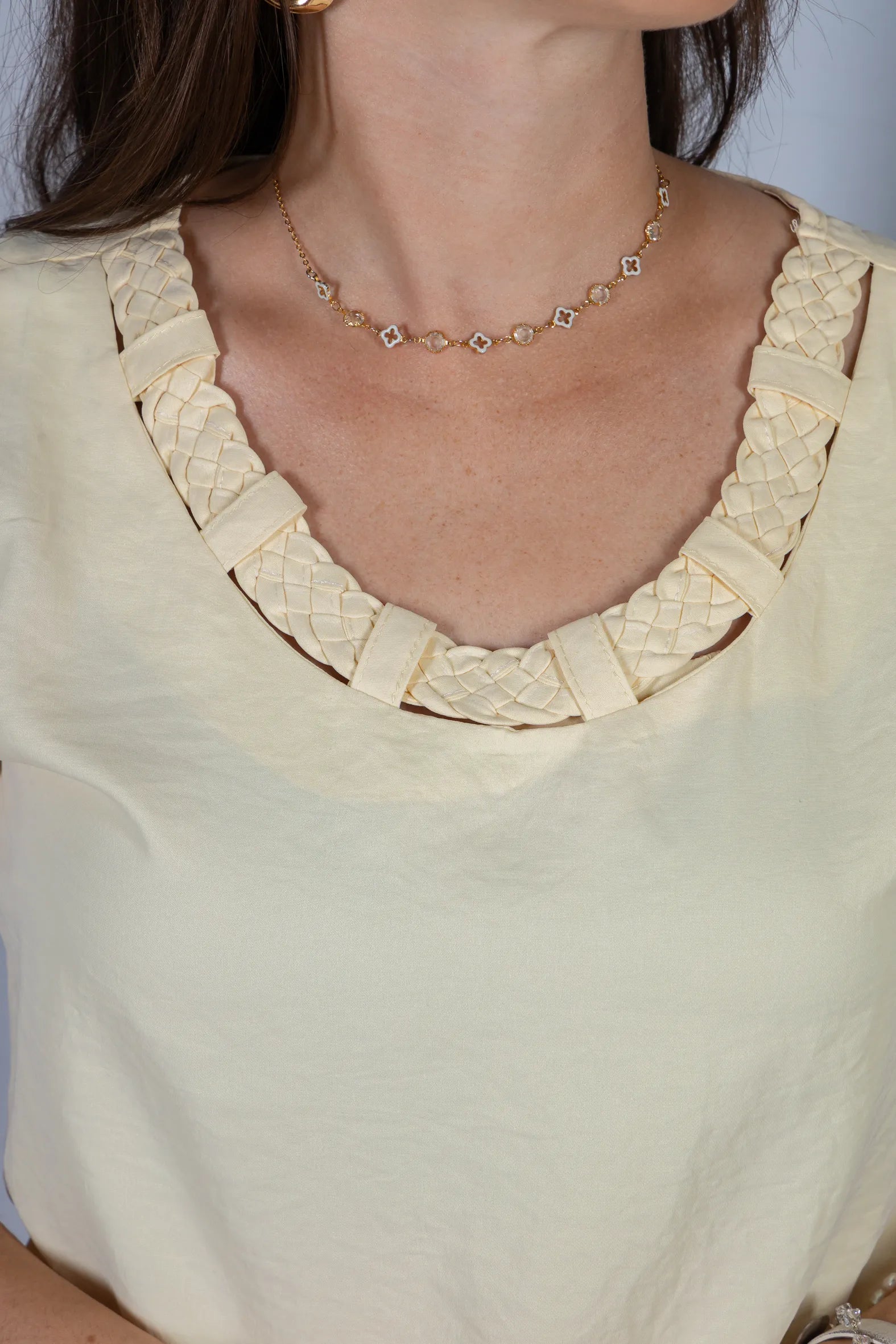 Blusa Manga Curta em Crepe Soft Touch Detalhe Trançado no Colo Aurora Amarelo Manteiga