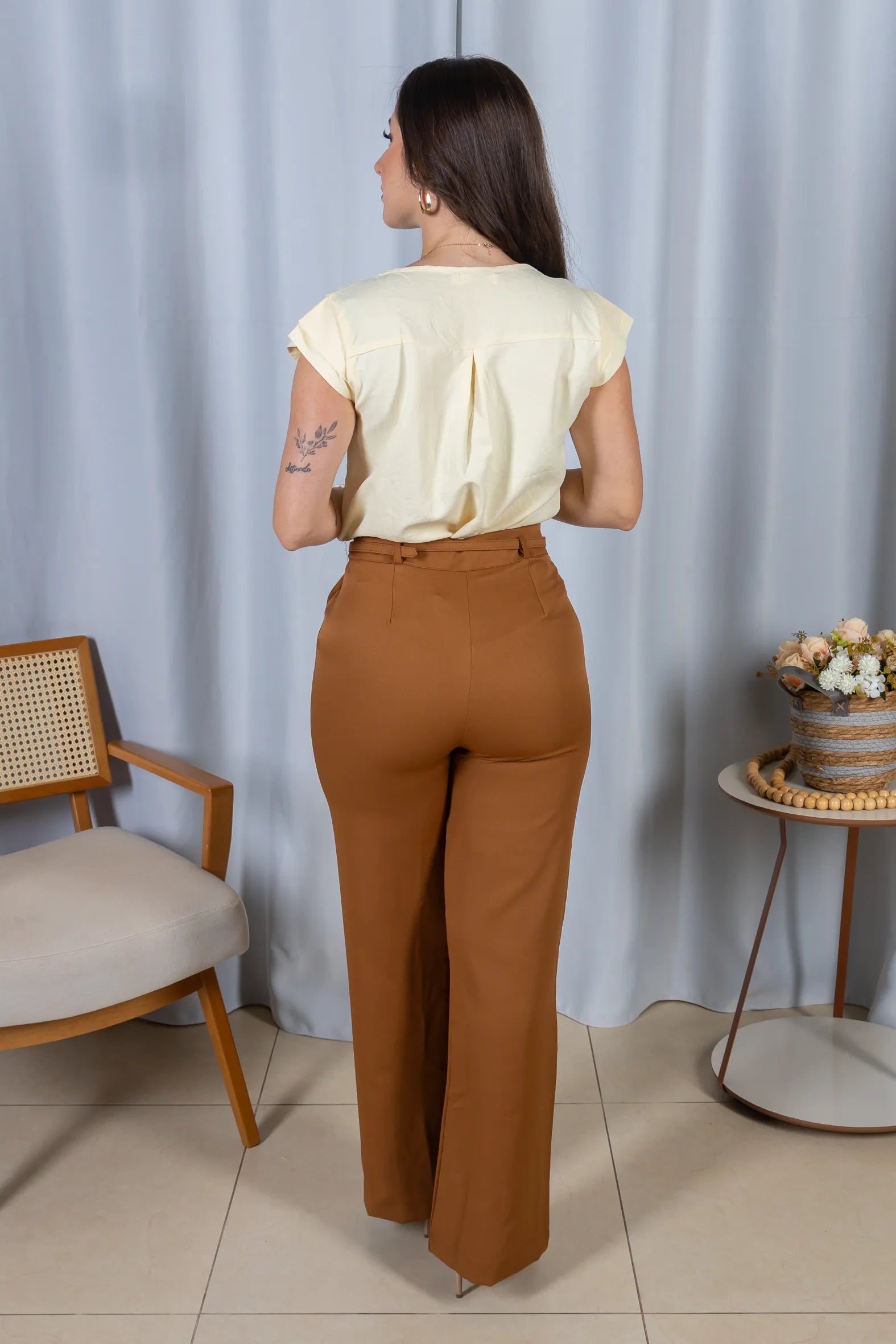Blusa Manga Curta em Crepe Soft Touch Detalhe Trançado no Colo Aurora Amarelo Manteiga