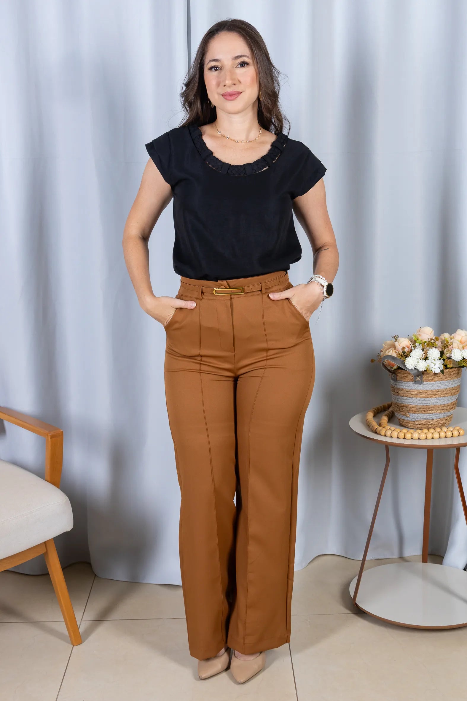 Blusa Manga Curta em Crepe Soft Touch Detalhe Trançado no Colo Aurora Preta