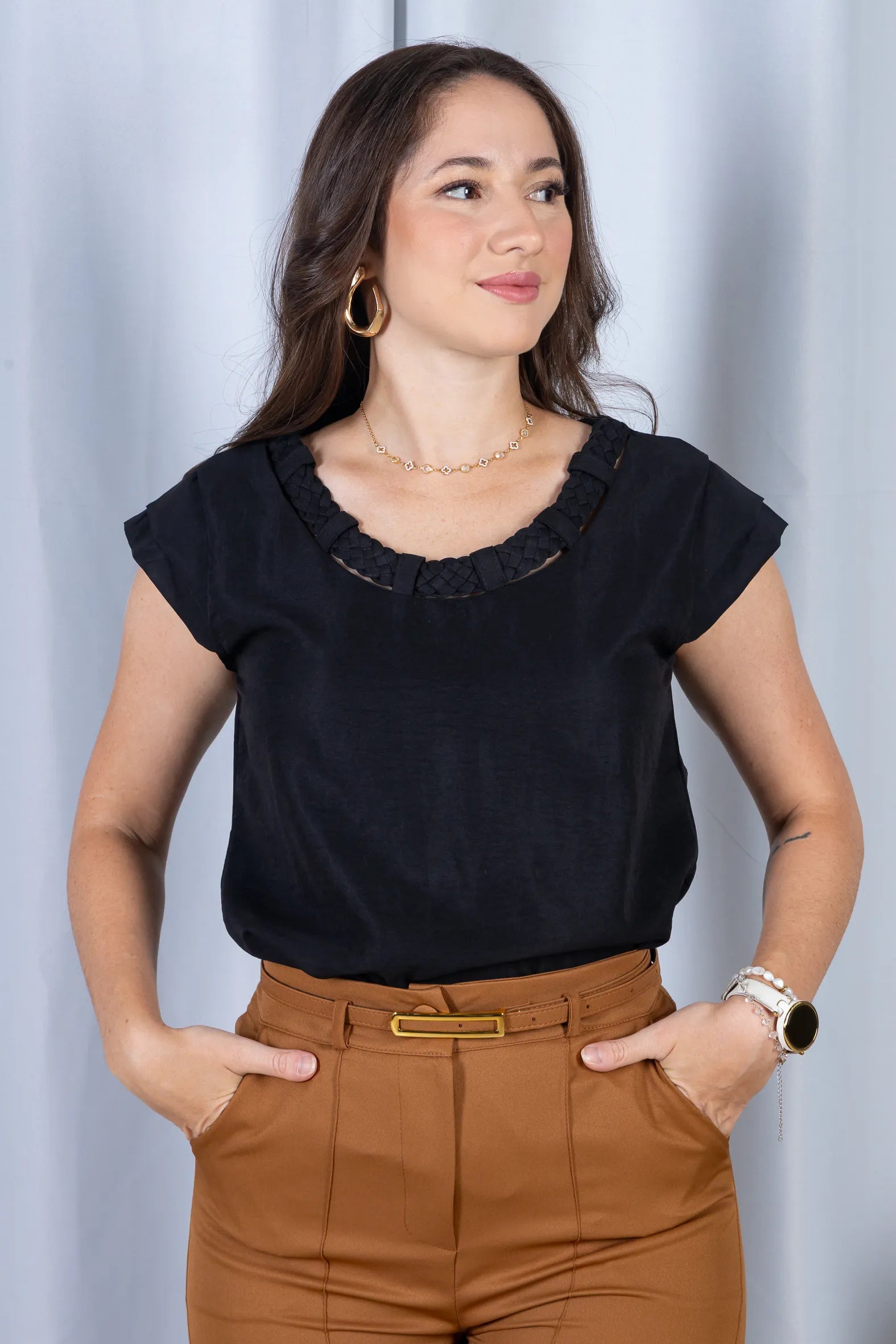 Blusa Manga Curta em Crepe Soft Touch Detalhe Trançado no Colo Aurora Preta