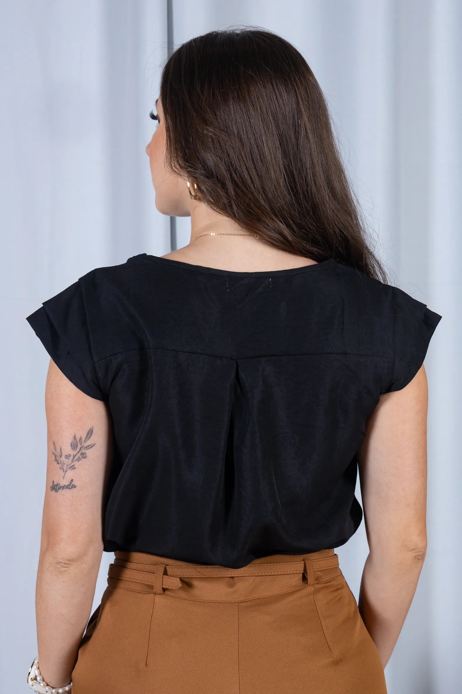 Blusa Manga Curta em Crepe Soft Touch Detalhe Trançado no Colo Aurora Preta