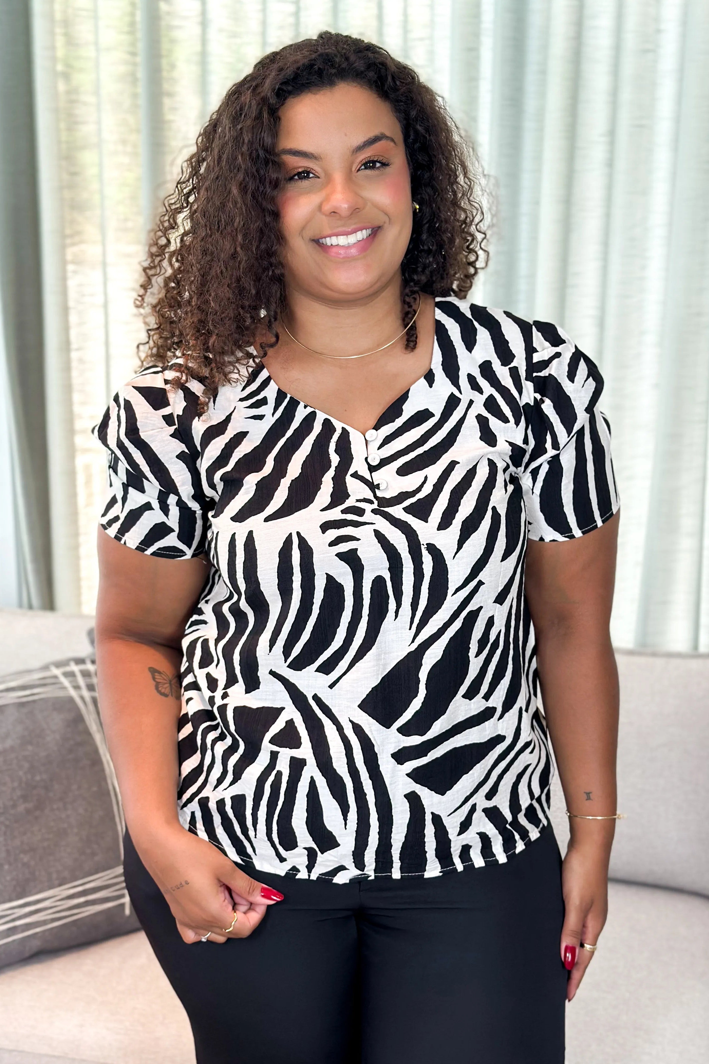 Blusa Manga Curta Visco Soft Decote "V" Detalhe Botão Rita Estampada Preta