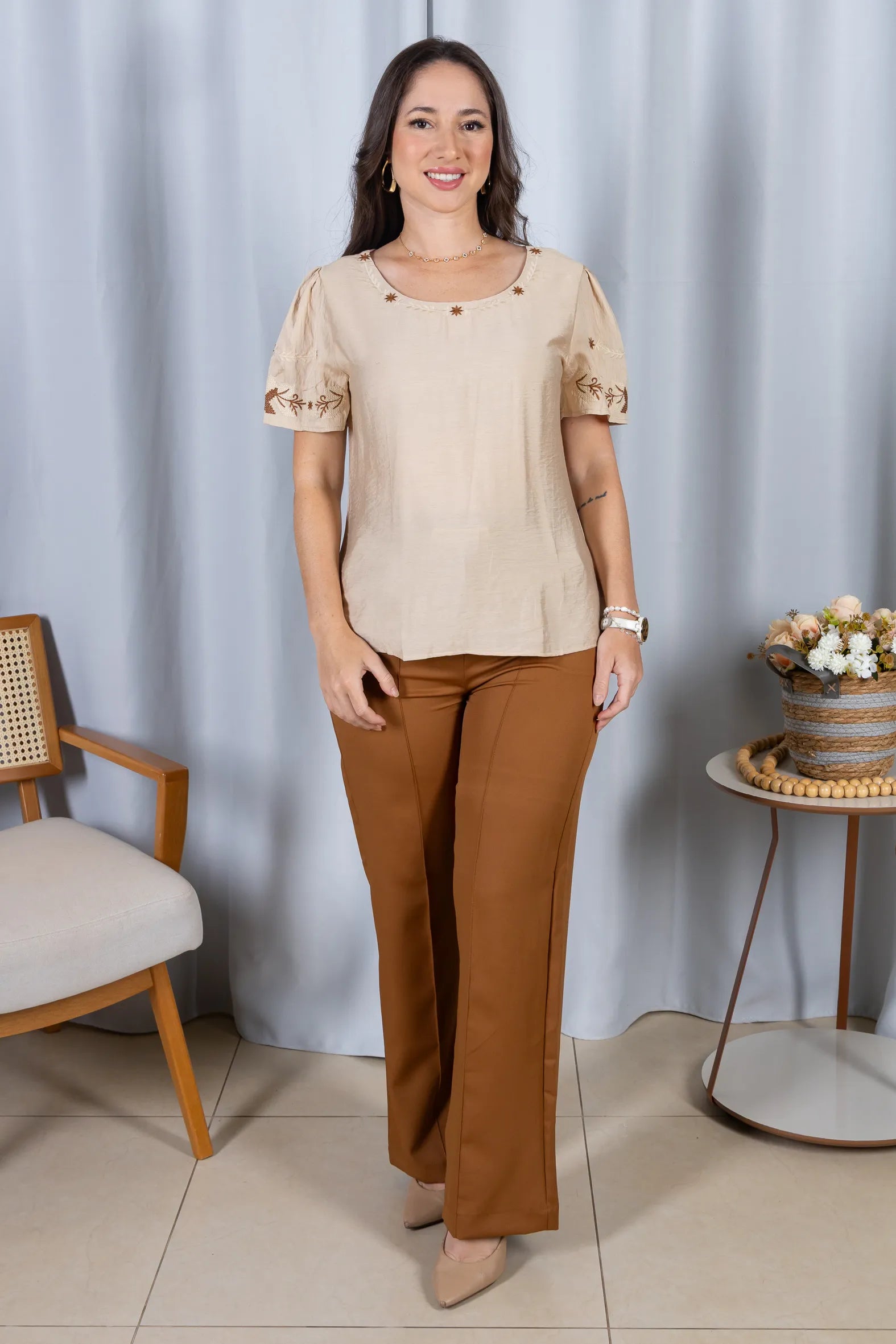 Blusa Manga Curta com Detalhes Bordados Visco Fine Juliana Marrom Claro
