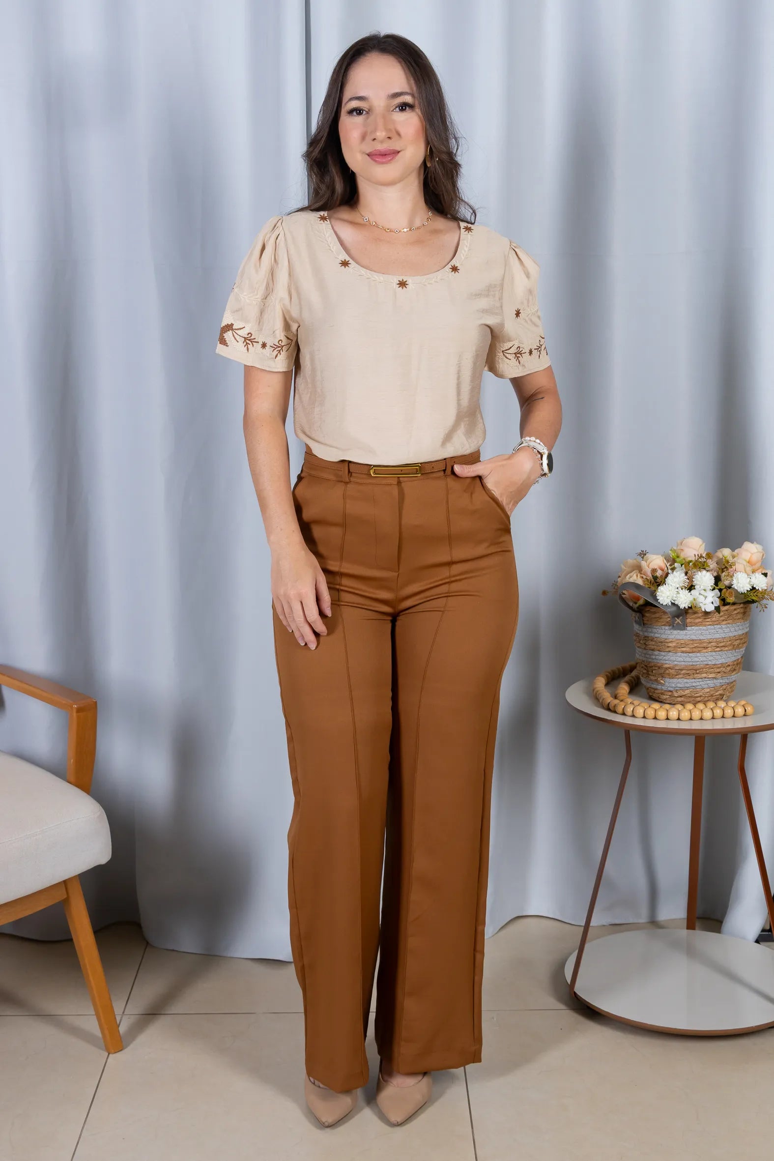 Blusa Manga Curta com Detalhes Bordados Visco Fine Juliana Marrom Claro