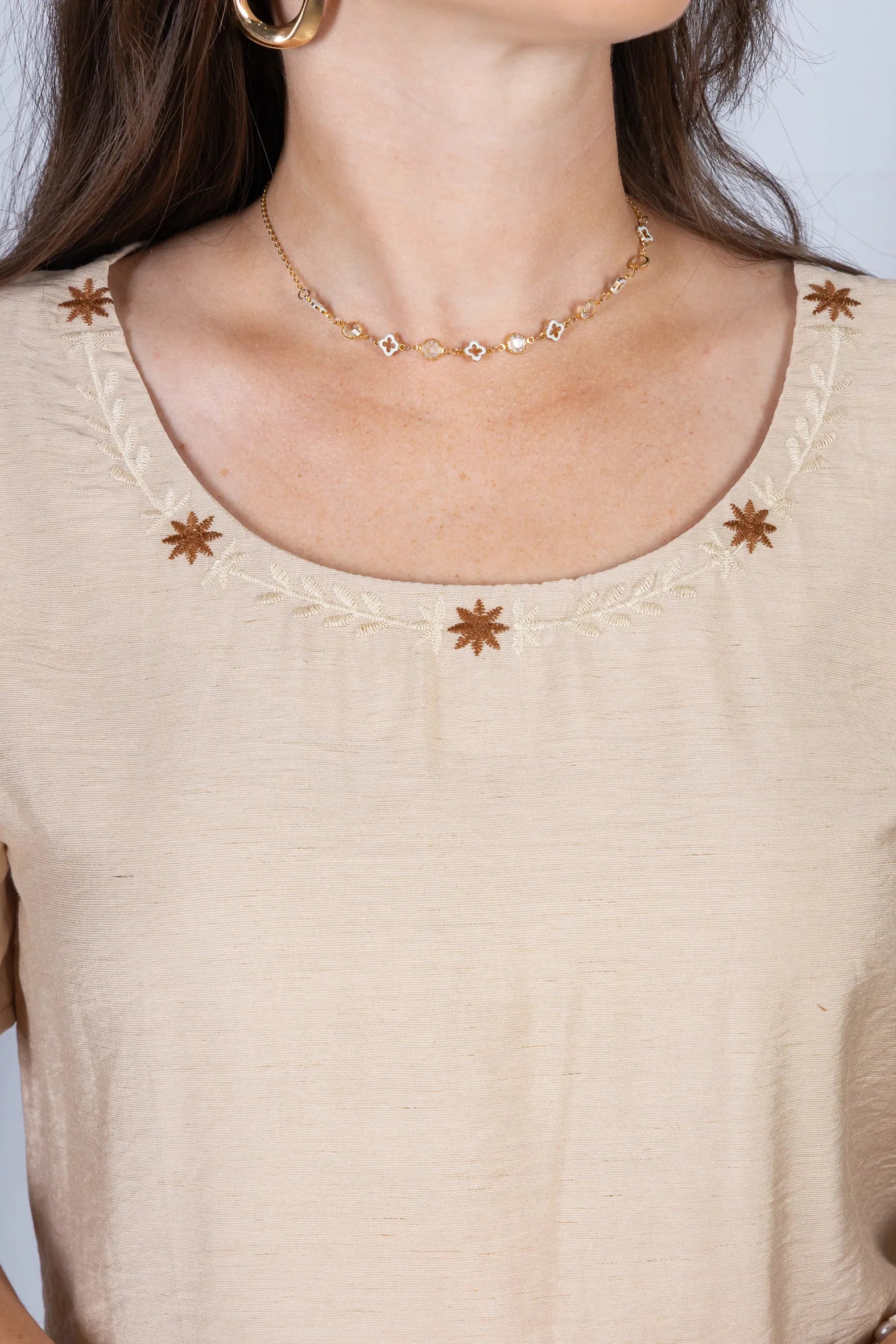 Blusa Manga Curta com Detalhes Bordados Visco Fine Juliana Marrom Claro