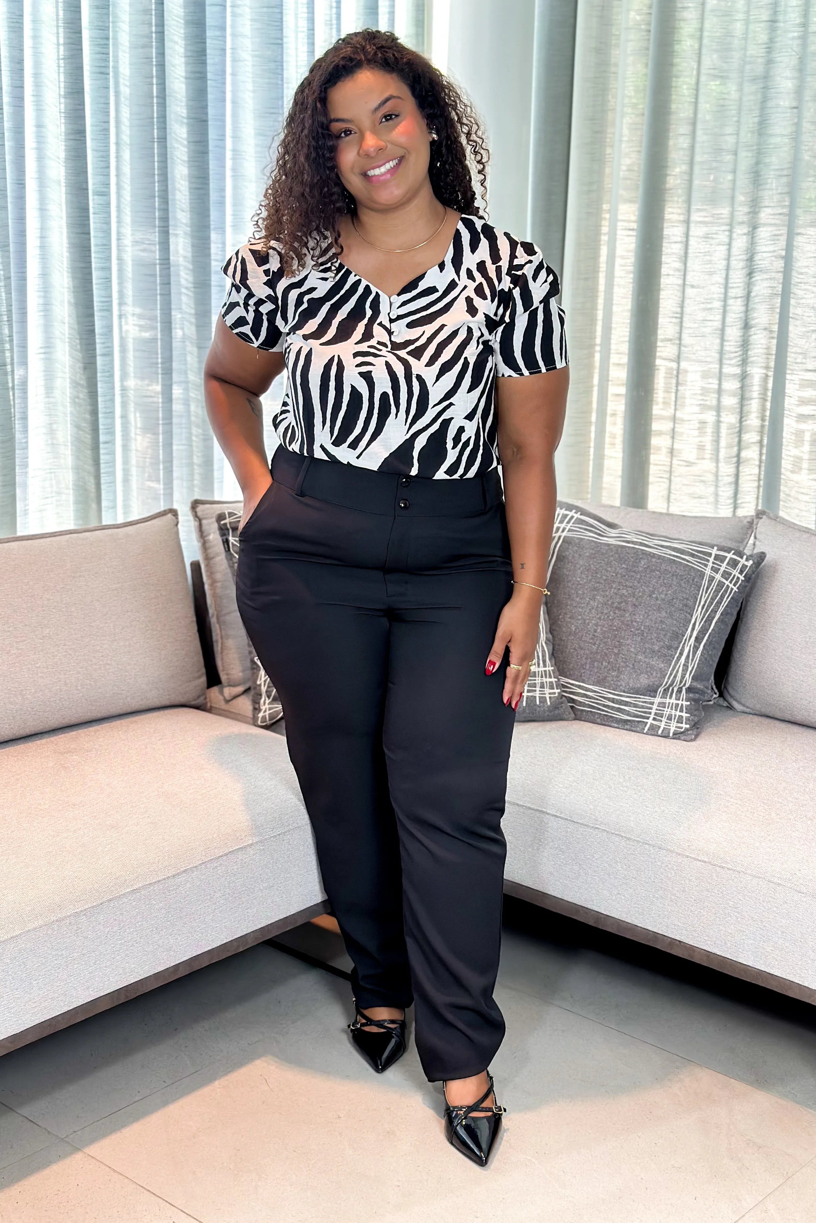 Blusa Manga Curta Visco Soft Decote "V" Detalhe Botão Rita Estampada Preta