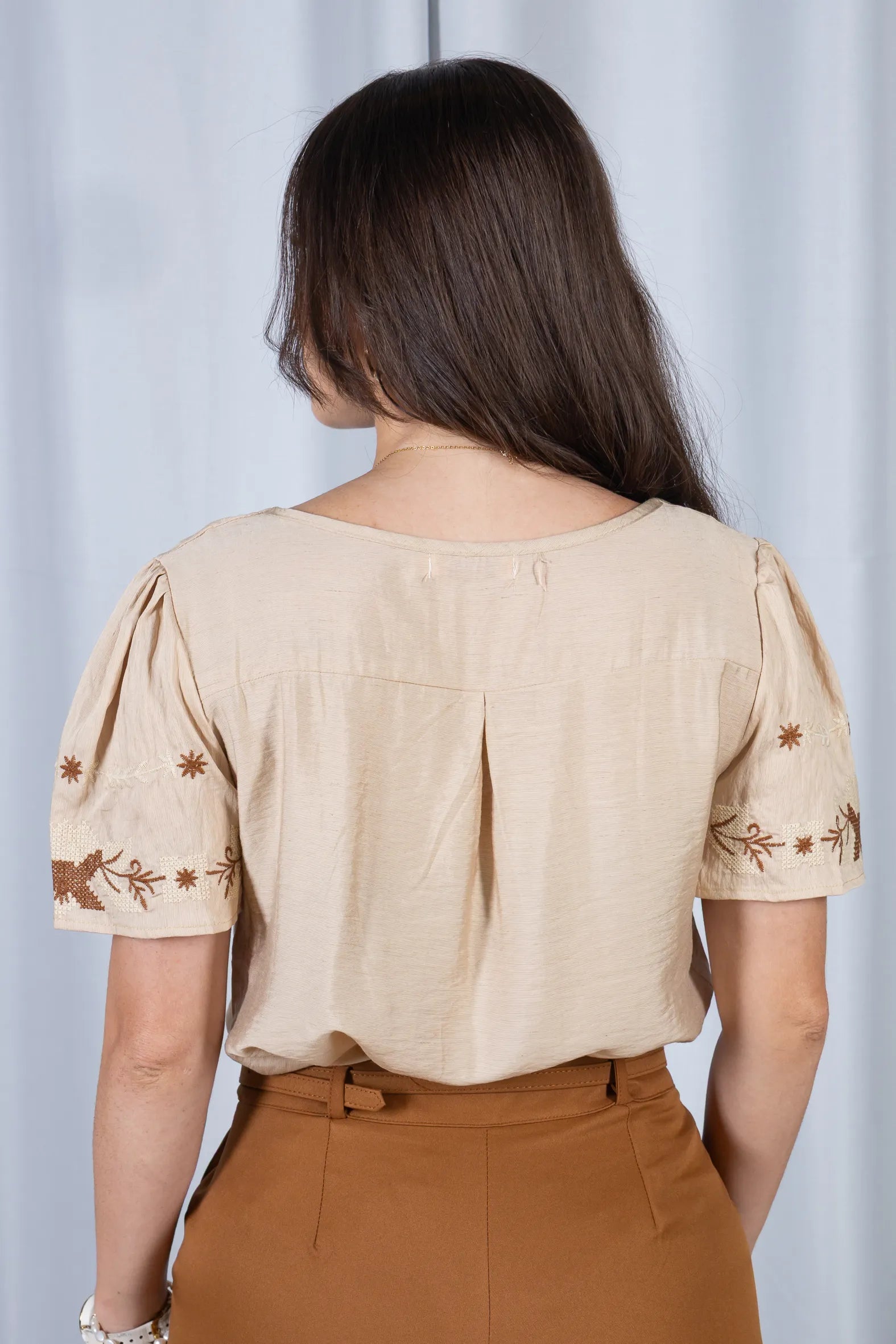 Blusa Manga Curta com Detalhes Bordados Visco Fine Juliana Marrom Claro
