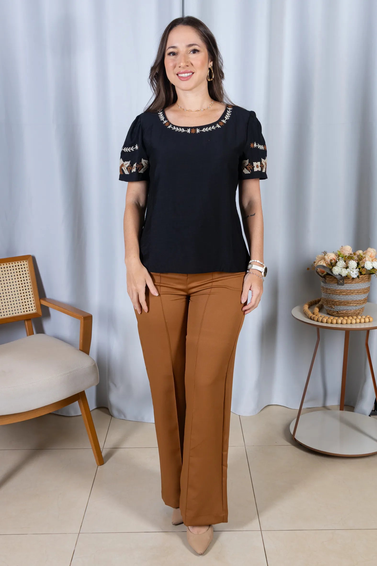 Blusa Manga Curta com Detalhes Bordados Visco Fine Juliana Preta