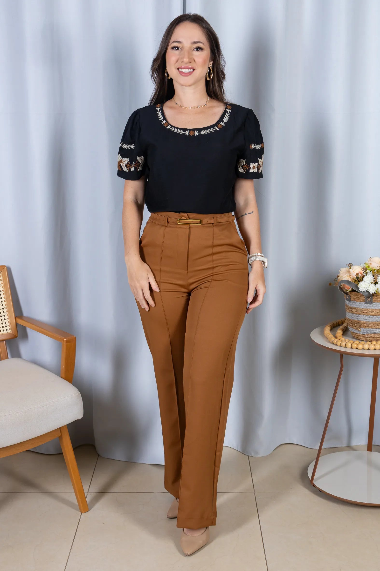 Blusa Manga Curta com Detalhes Bordados Visco Fine Juliana Preta