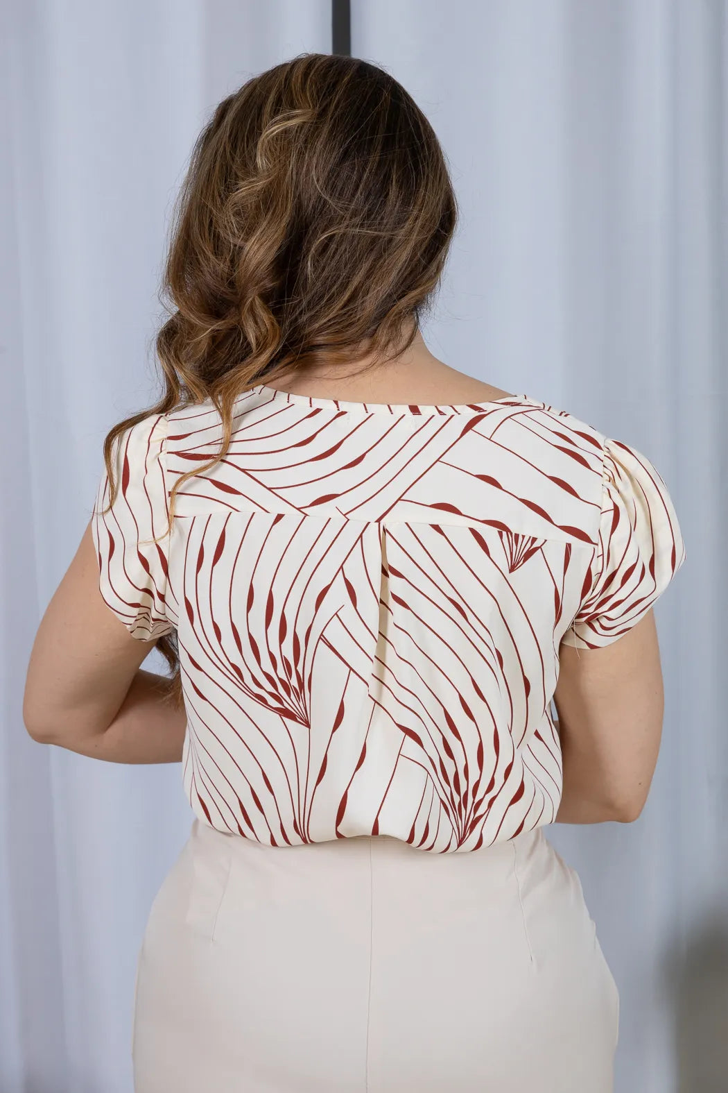 Blusa Manga Curta Transpassada em Crepe Classic Estampada Alana Vermelha