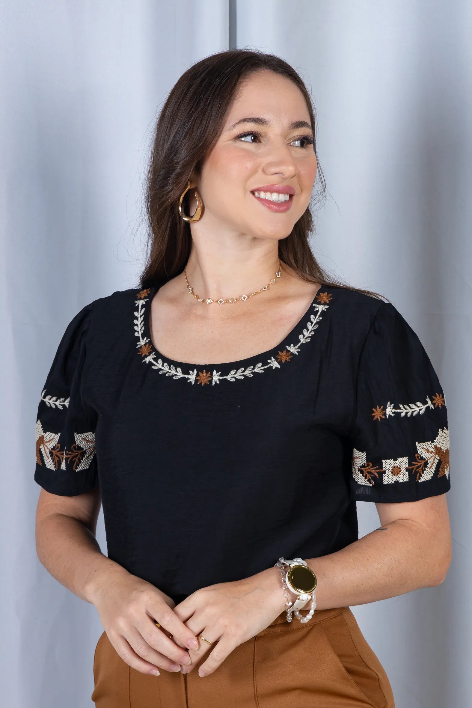 Blusa Manga Curta com Detalhes Bordados Visco Fine Juliana Preta