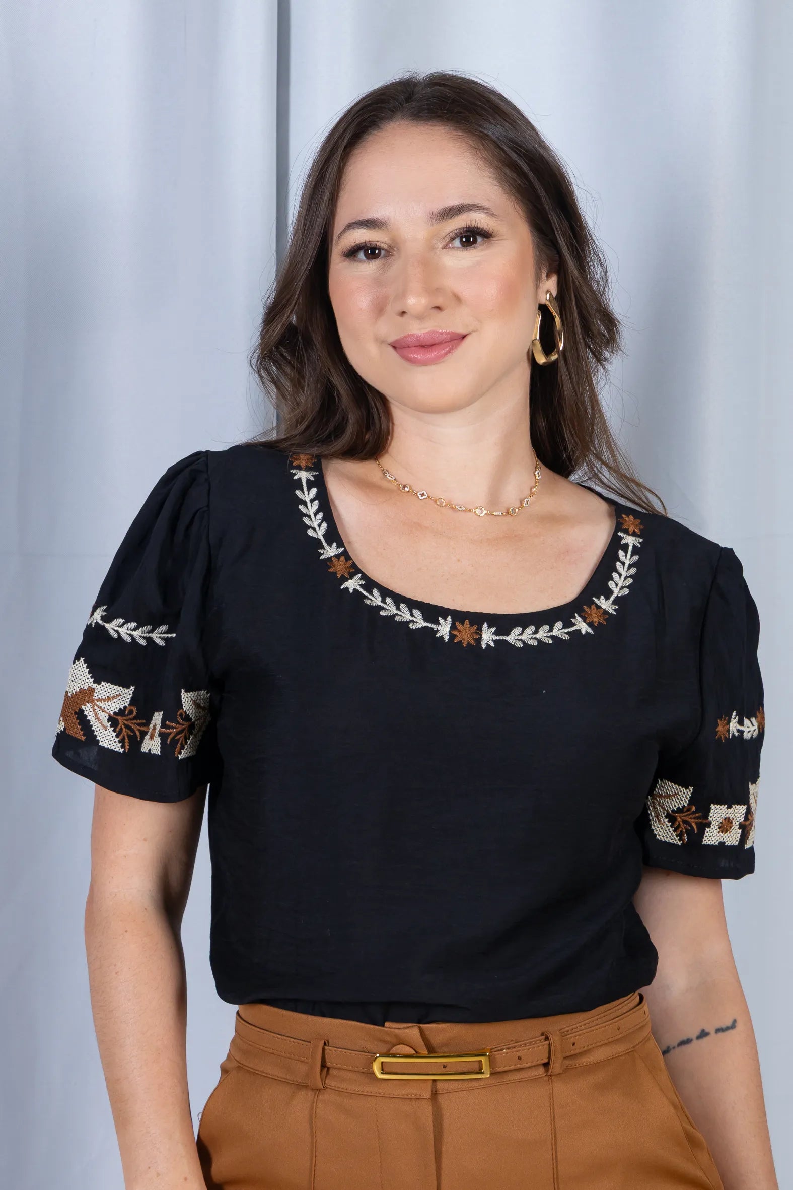 Blusa Manga Curta com Detalhes Bordados Visco Fine Juliana Preta