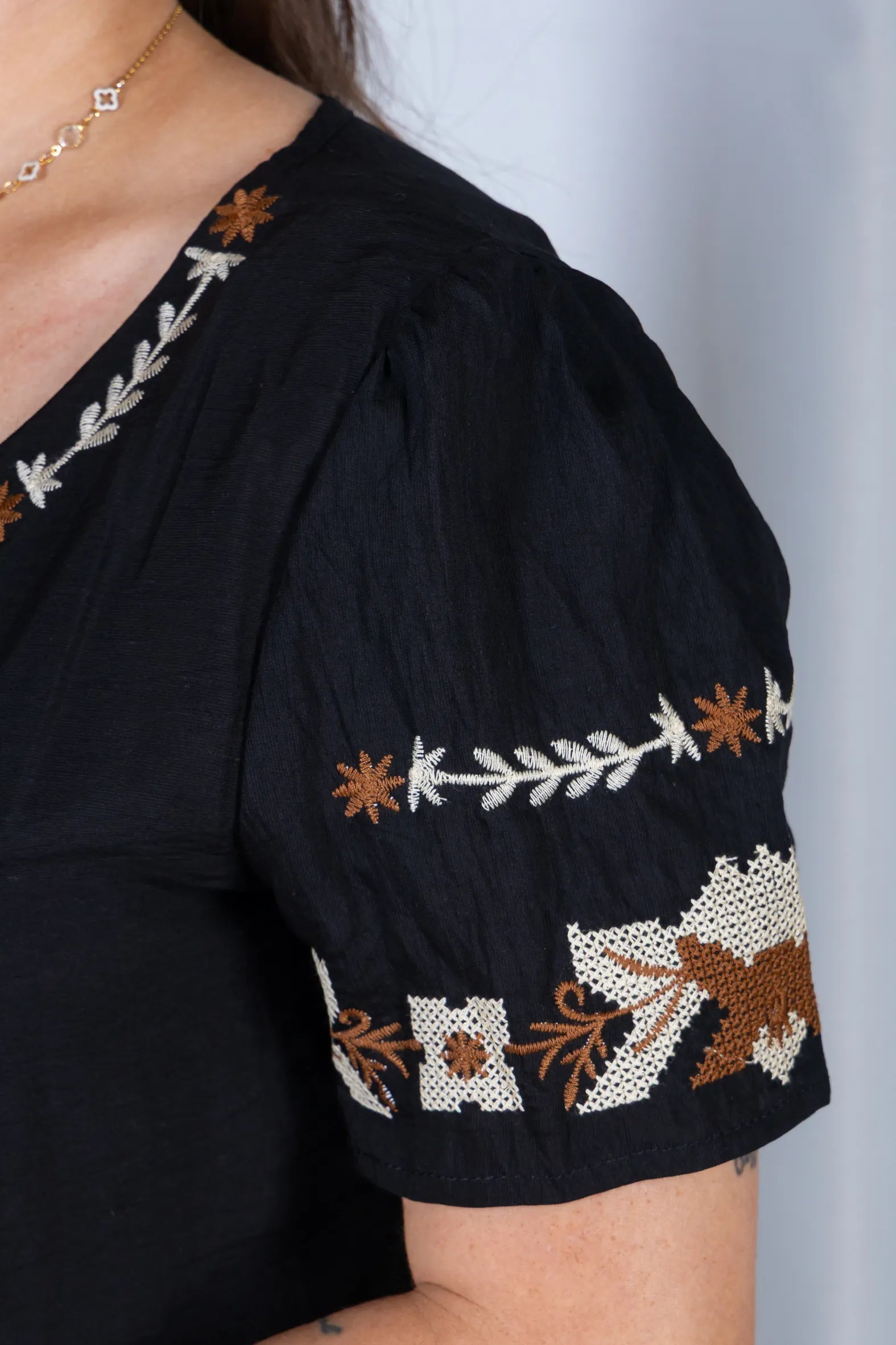 Blusa Manga Curta com Detalhes Bordados Visco Fine Juliana Preta