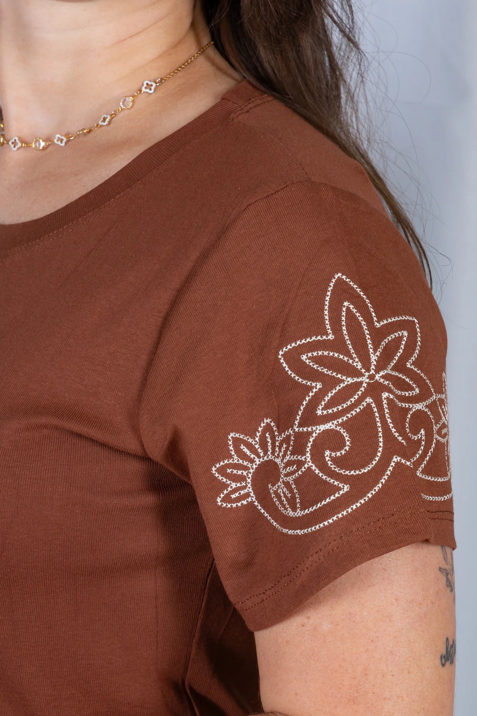 Blusa Manga Curta com Detalhes Bordados Cotton Lycra Milena Marrom