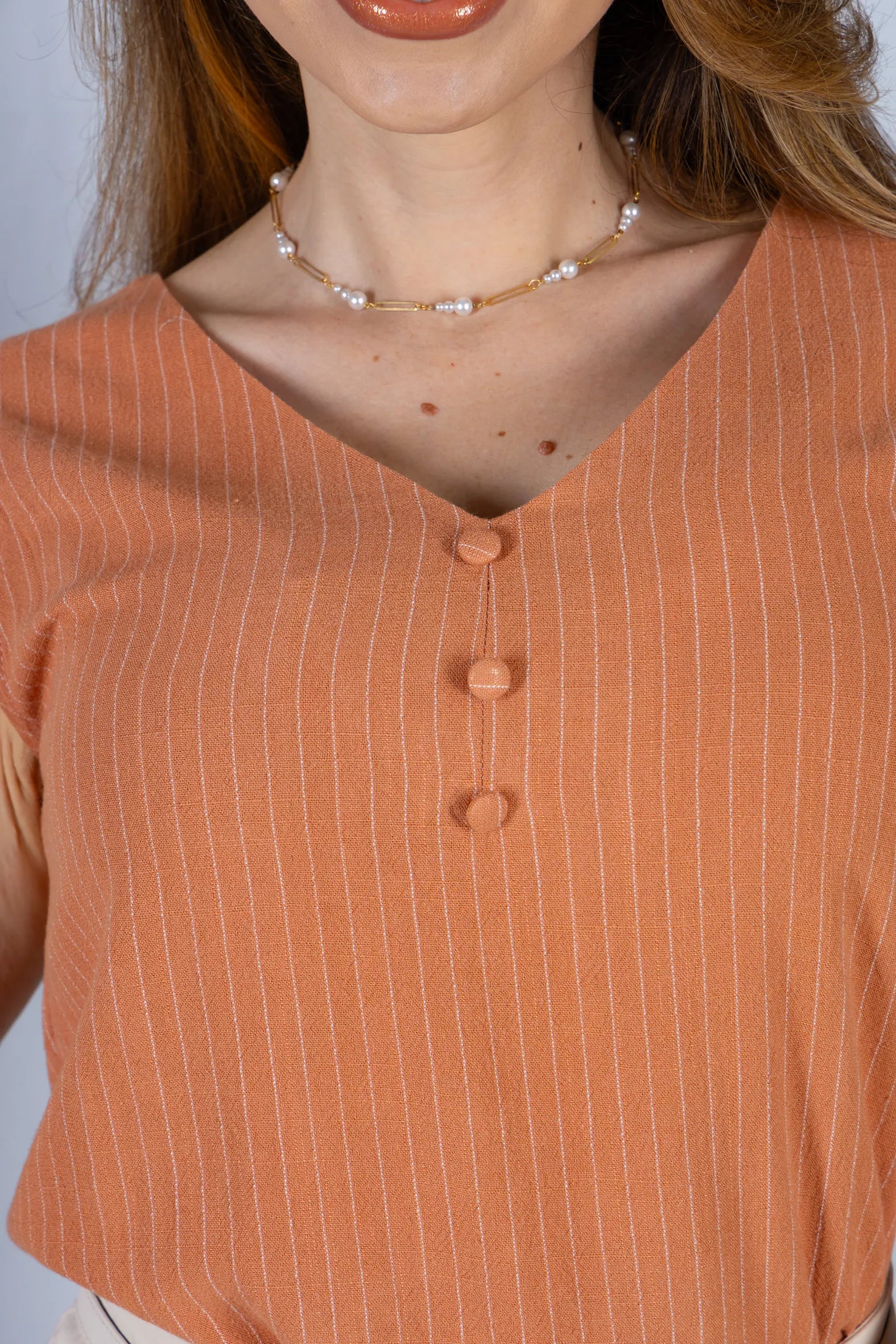 Blusa Regata em Visco-Linho Decote em "V" Detalhe em Renda Melissa Coral