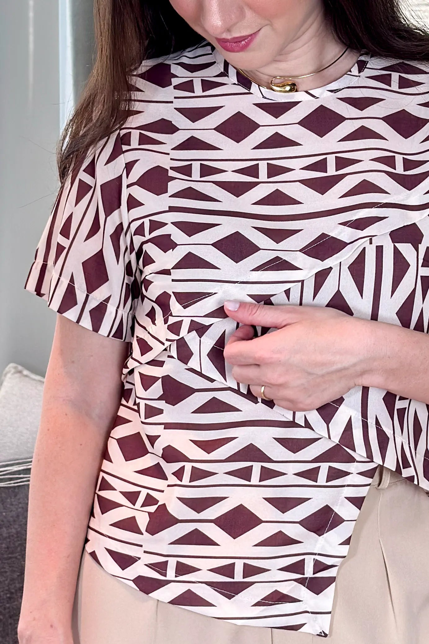 Blusa Manga Curta Crepe Touch Detalhe Assimétrico Denise Estampada Marrom