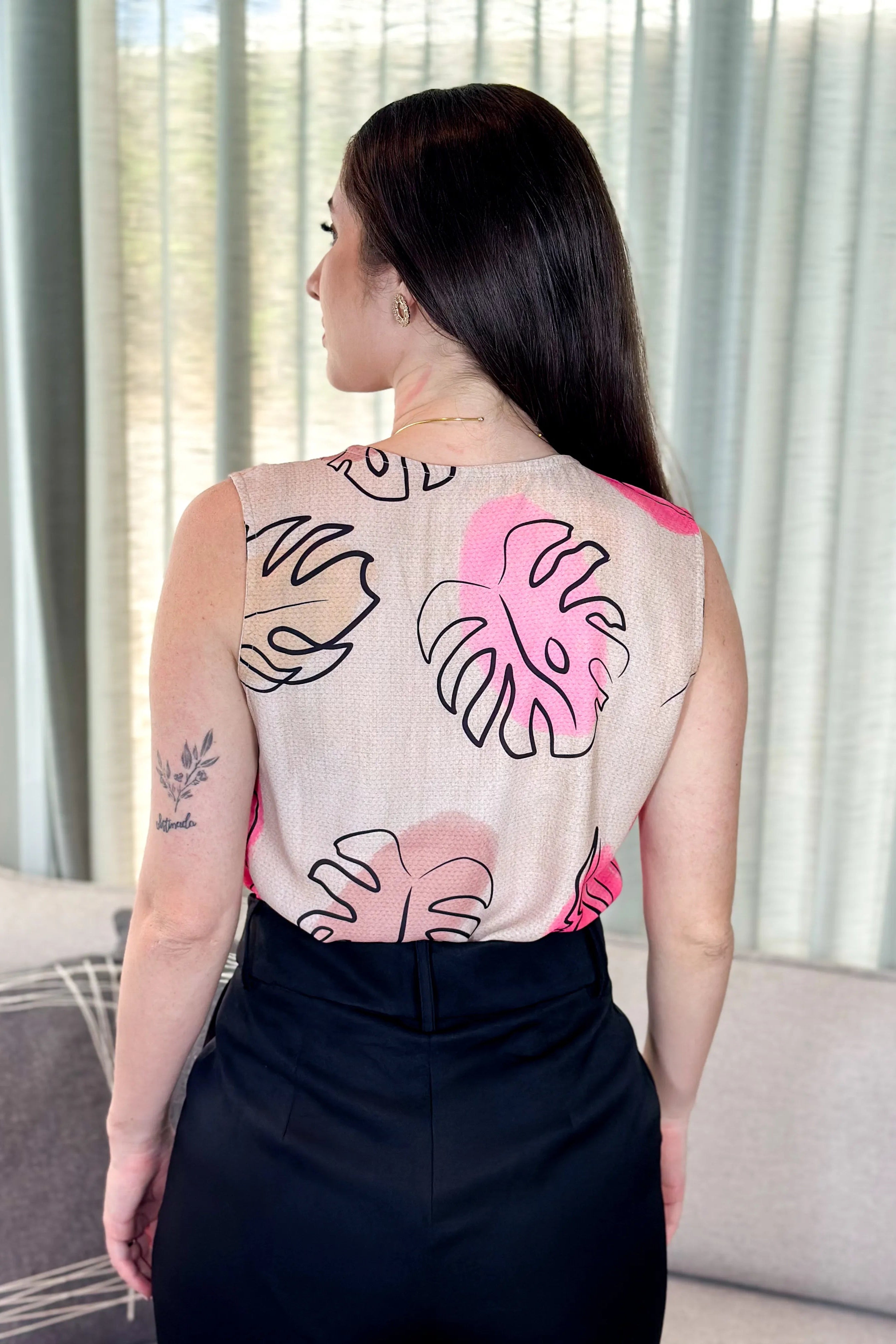 Blusa Regata Crepe Touch Decote "V" Janaina Estampada Bege