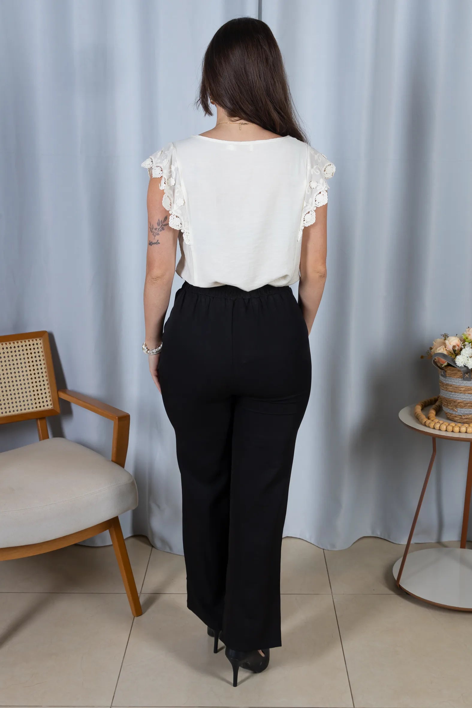 Blusa Manga Curta Babados em Visco-linho Detalhe Trançado no Colo Letícia Off White