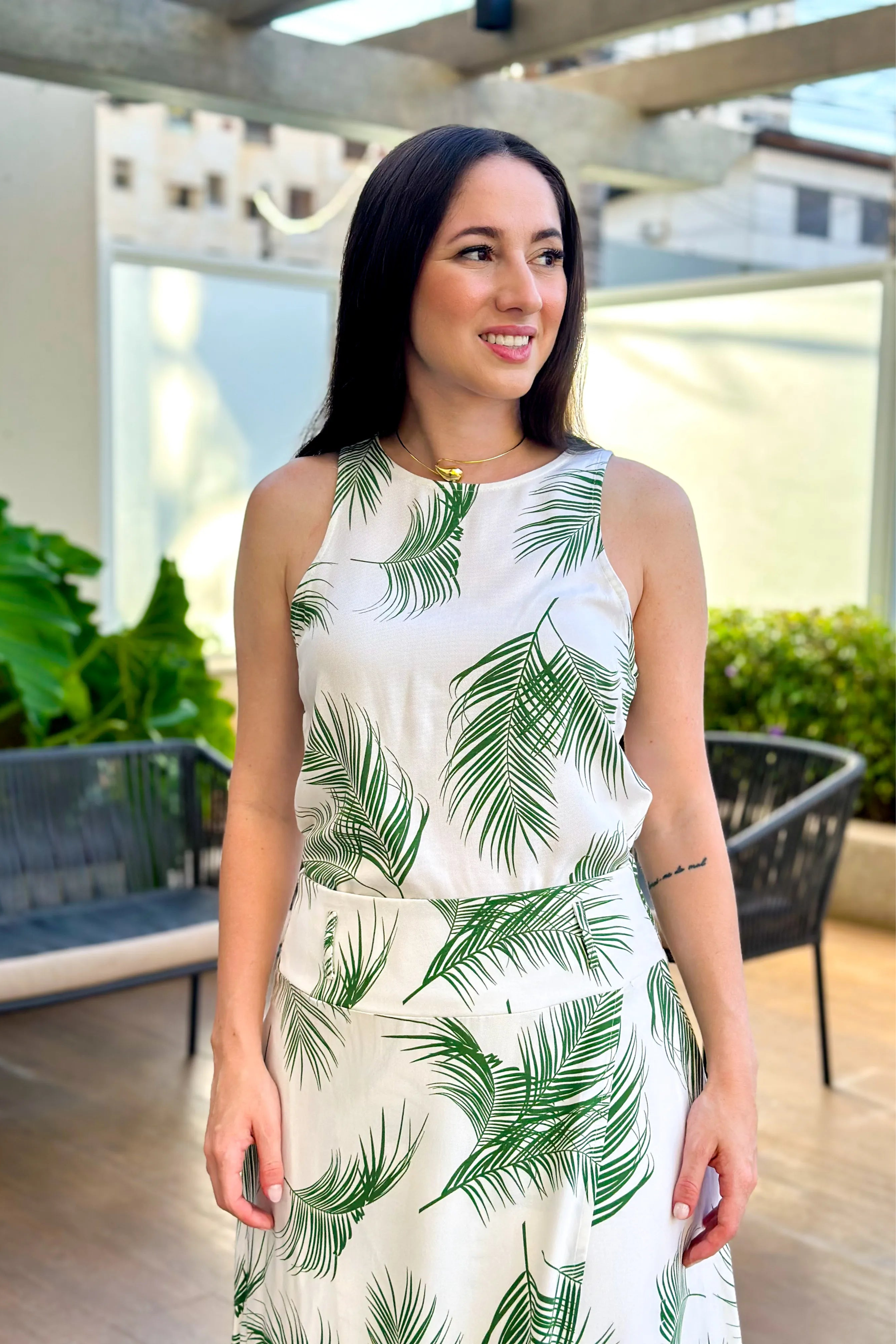 Blusa Regata Visco Premium Detalhe Costas Ivete Estampada Verde