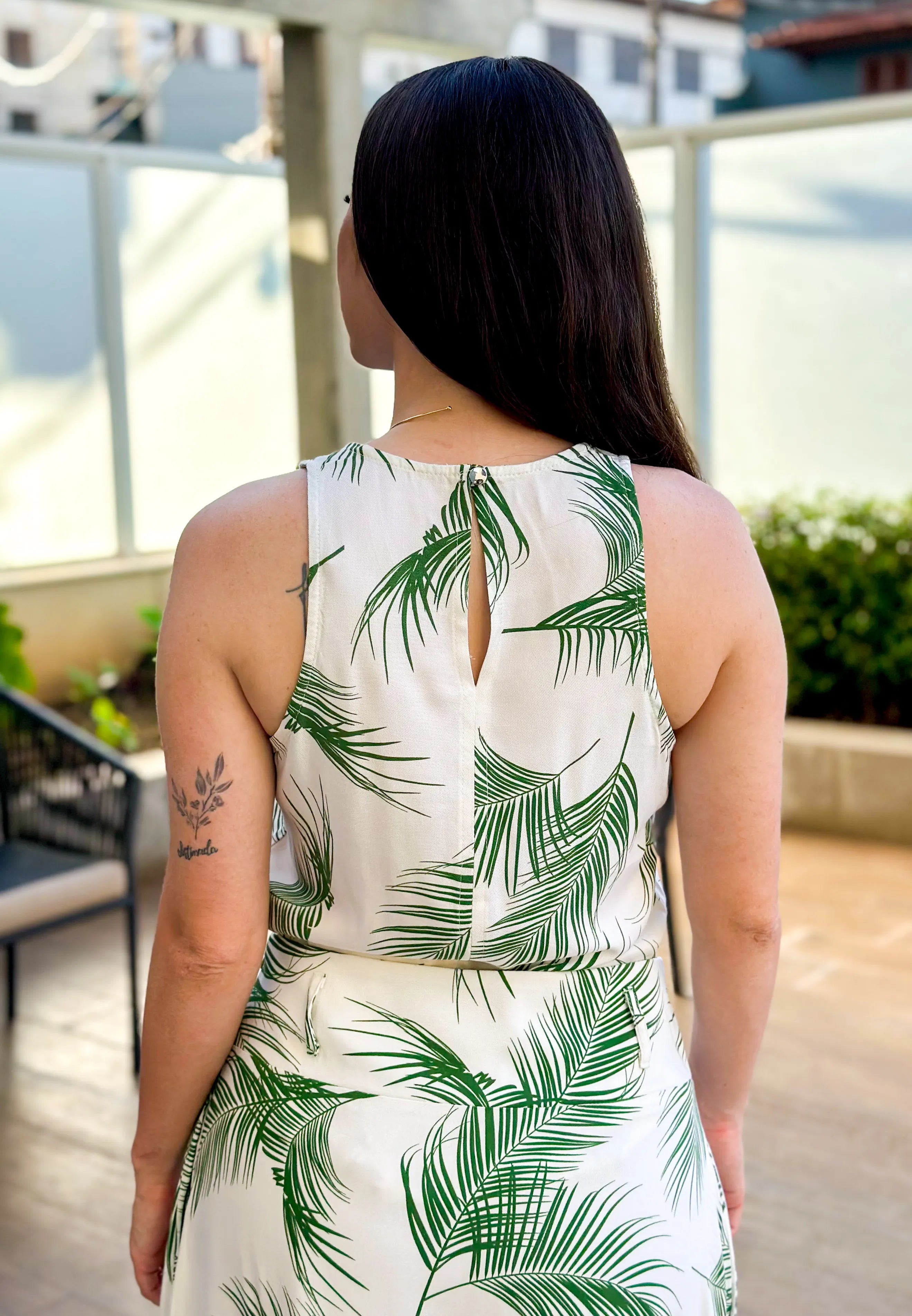 Blusa Regata Visco Premium Detalhe Costas Ivete Estampada Verde