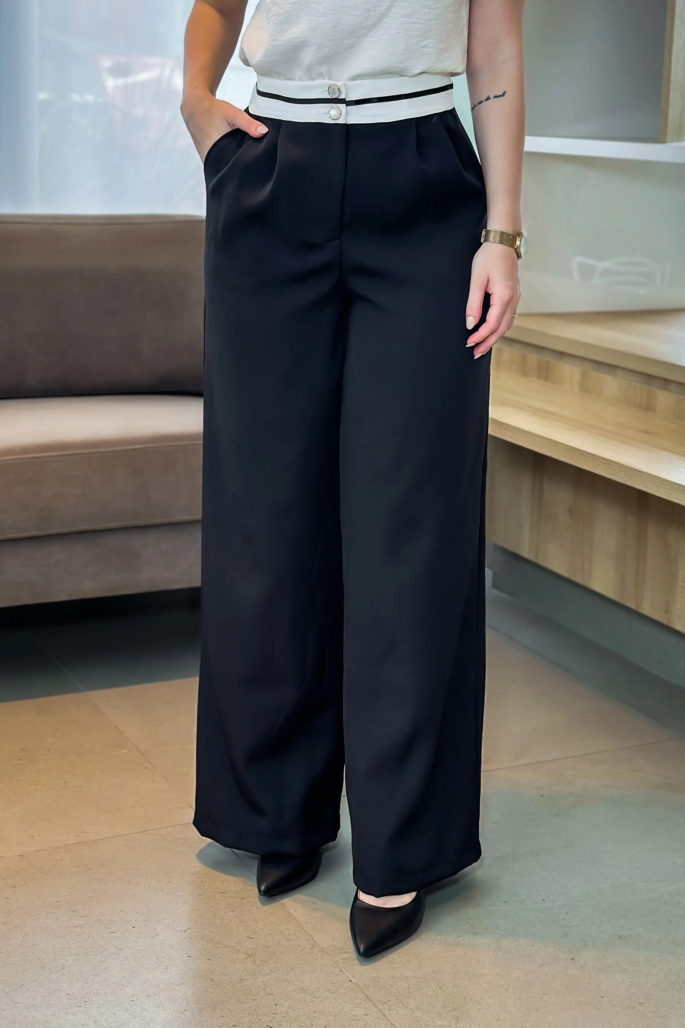 Calça Pantalona Detalhe Cós Renata Preta