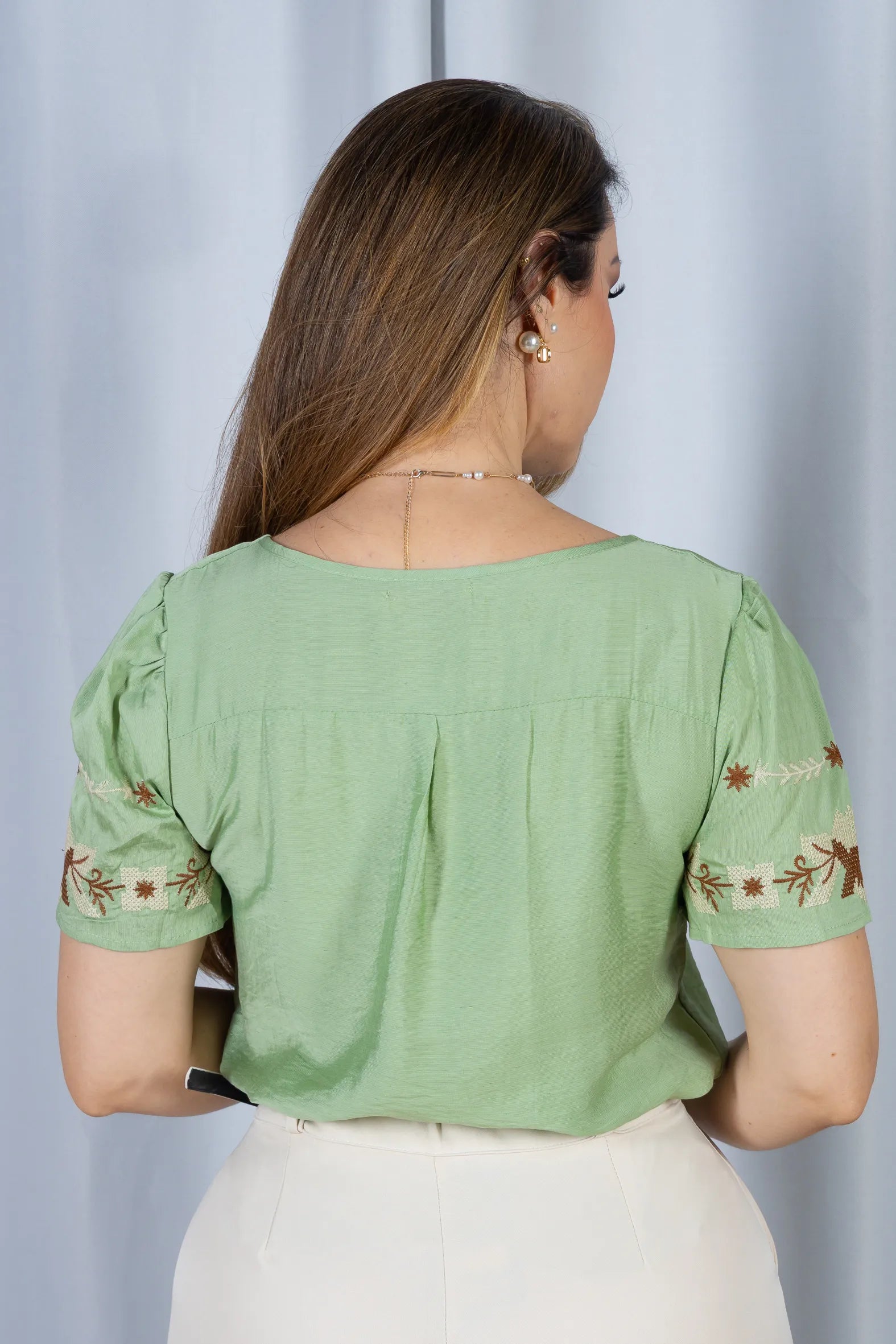 Blusa Manga Curta com Detalhes Bordados Visco Fine Juliana Verde