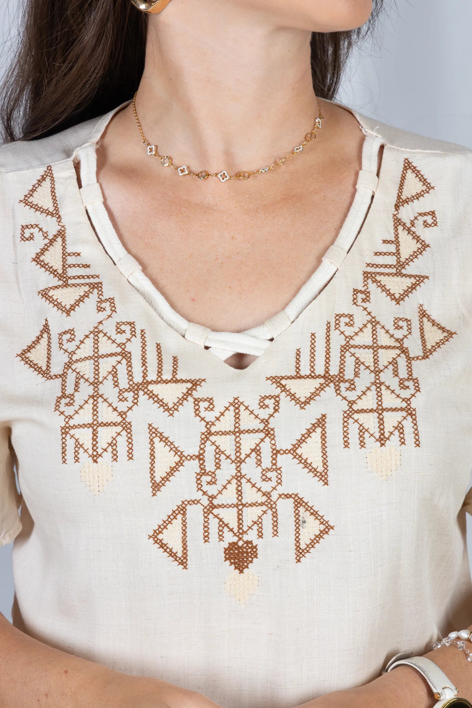 Blusa Manga Curta Decote em "V" Visco-Linho com Detalhes Bordados Colo Angélica Creme