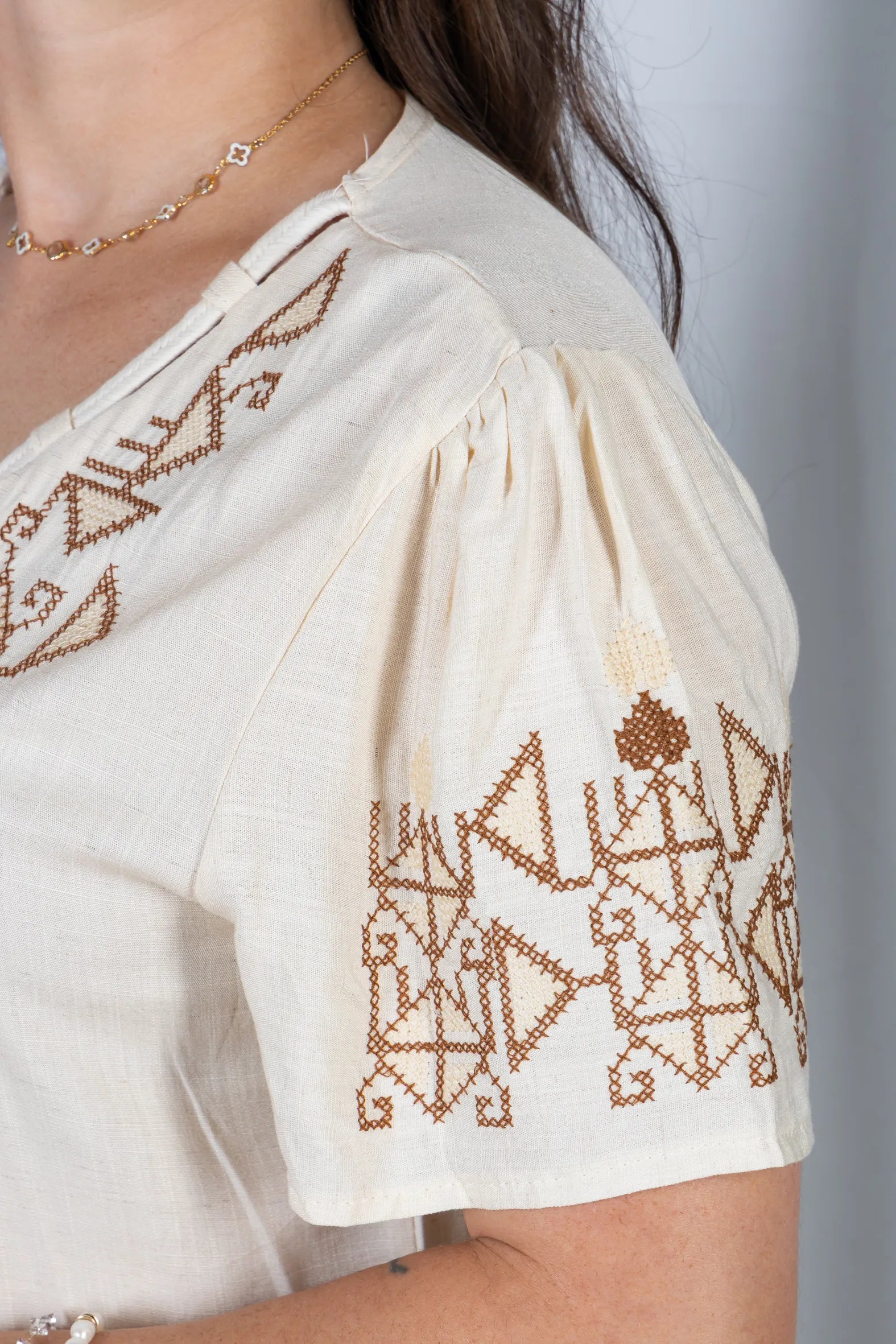 Blusa Manga Curta Decote em "V" Visco-Linho com Detalhes Bordados Colo Angélica Creme