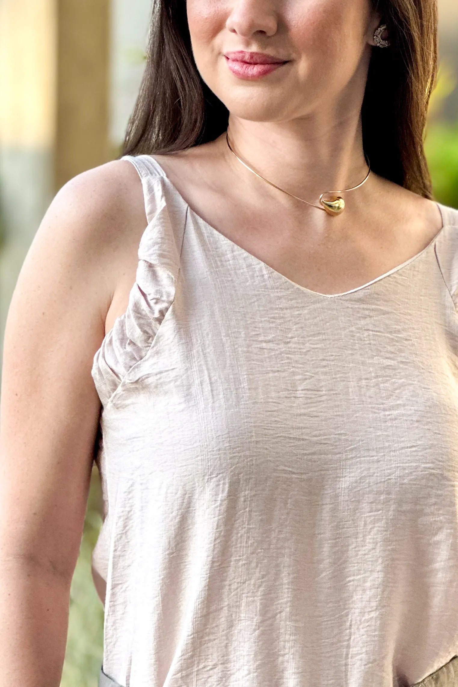 Blusa Regata Visco Acetinado Decote "V" Duda Bege