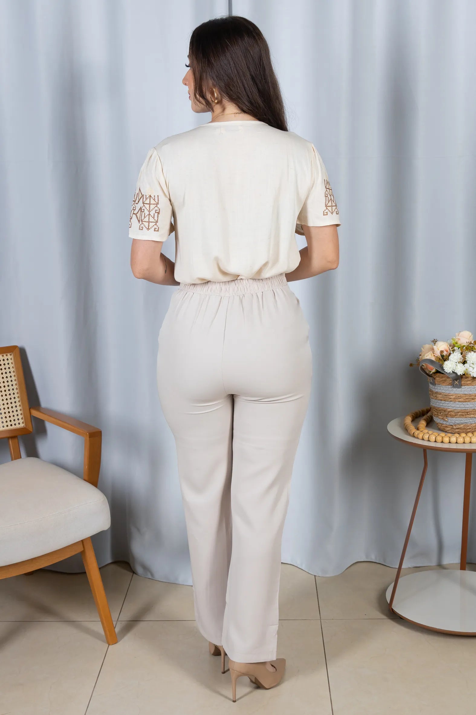 Blusa Manga Curta Decote em "V" Visco-Linho com Detalhes Bordados Colo Angélica Creme