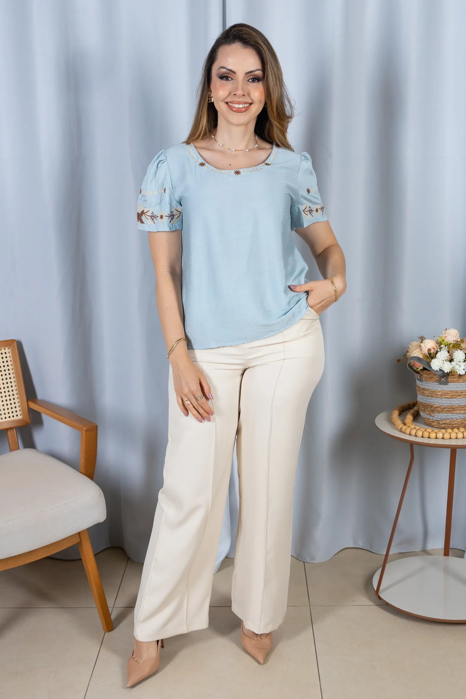 Blusa Manga Curta com Detalhes Bordados Visco Fine Juliana Azul