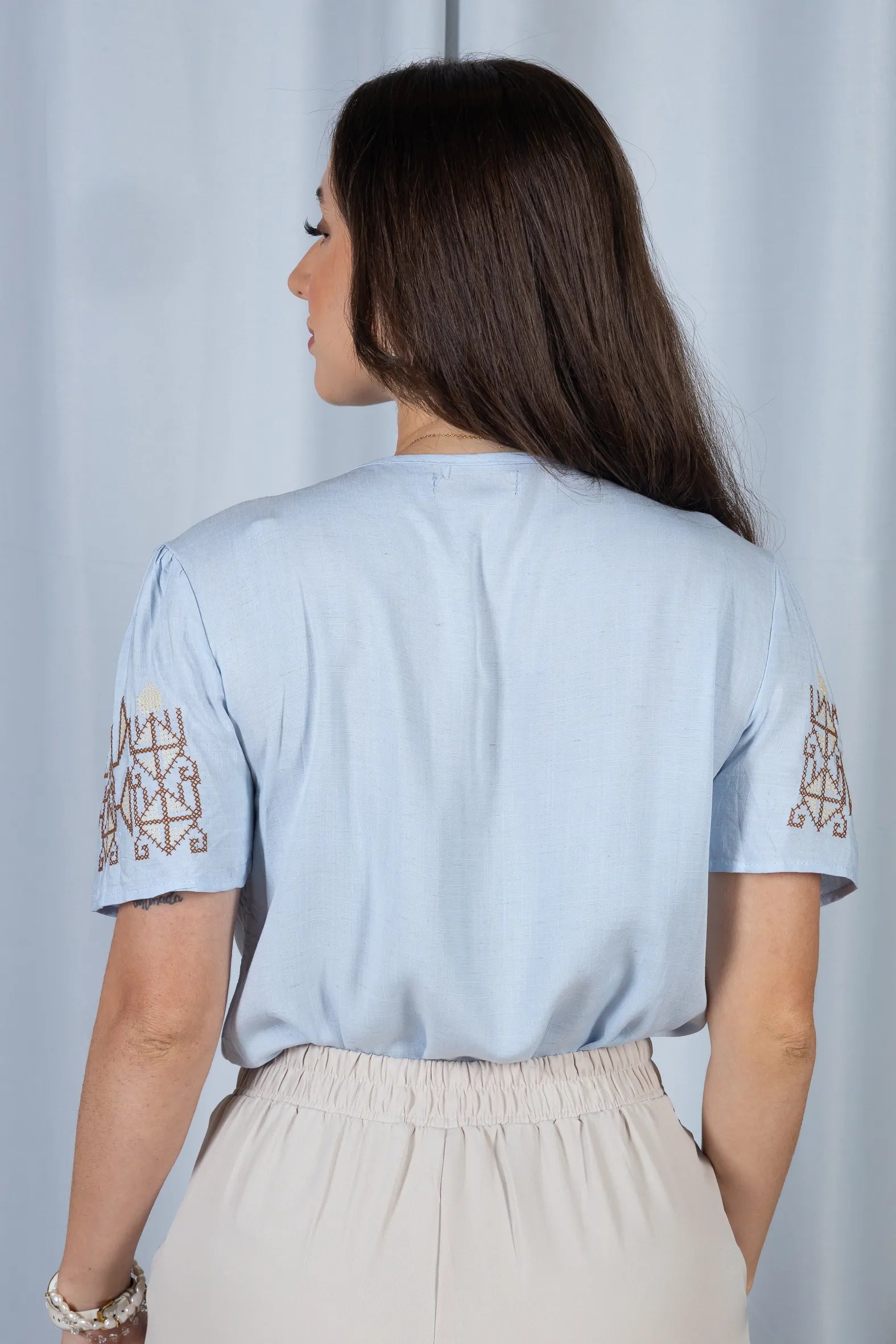 Blusa Manga Curta Decote em "V" Visco-Linho com Detalhes Bordados Colo Angélica Azul