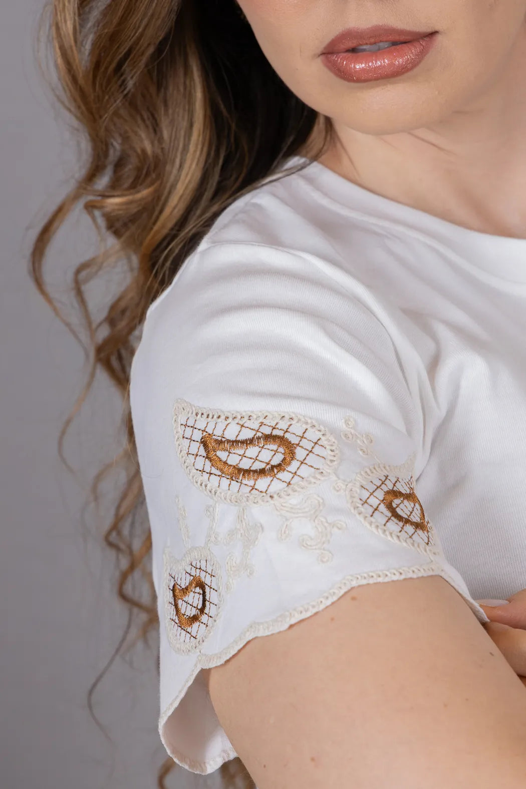 Blusa Manga Curta com Detalhe Bordado Delineado em Cotton Lycra Maya Branca