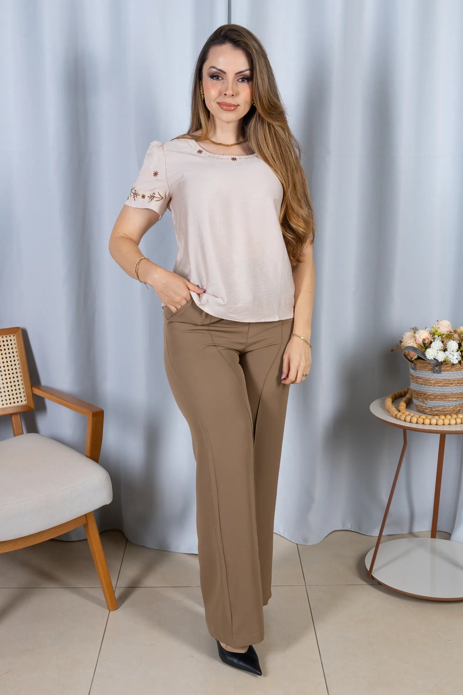 Blusa Manga Curta com Detalhes Bordados Visco Fine Juliana Bege