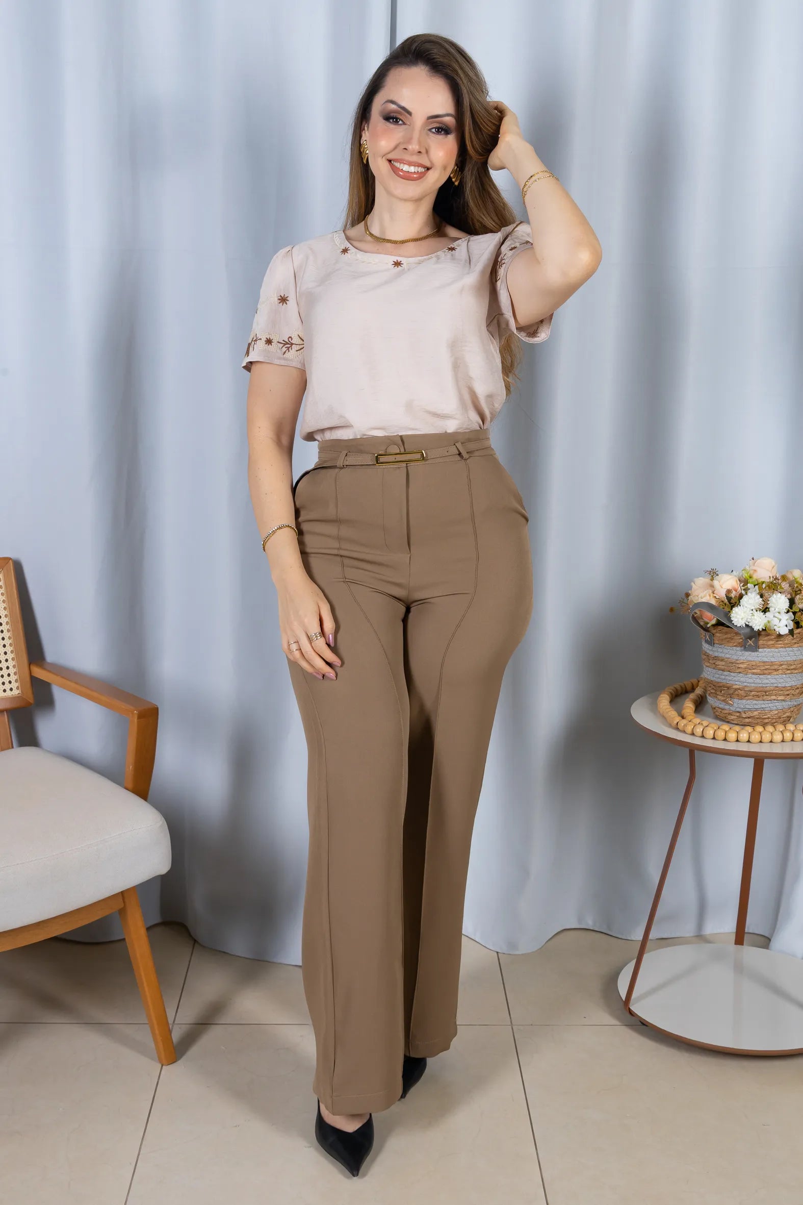 Blusa Manga Curta com Detalhes Bordados Visco Fine Juliana Bege