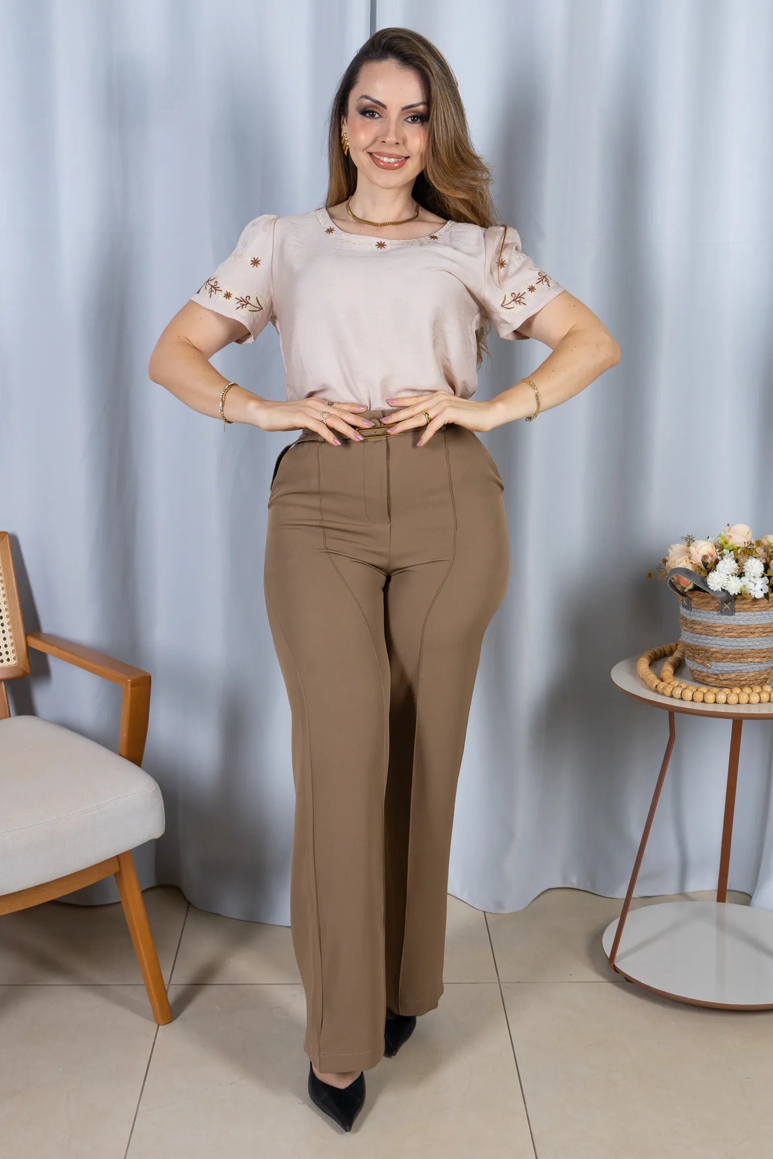 Blusa Manga Curta com Detalhes Bordados Visco Fine Juliana Bege