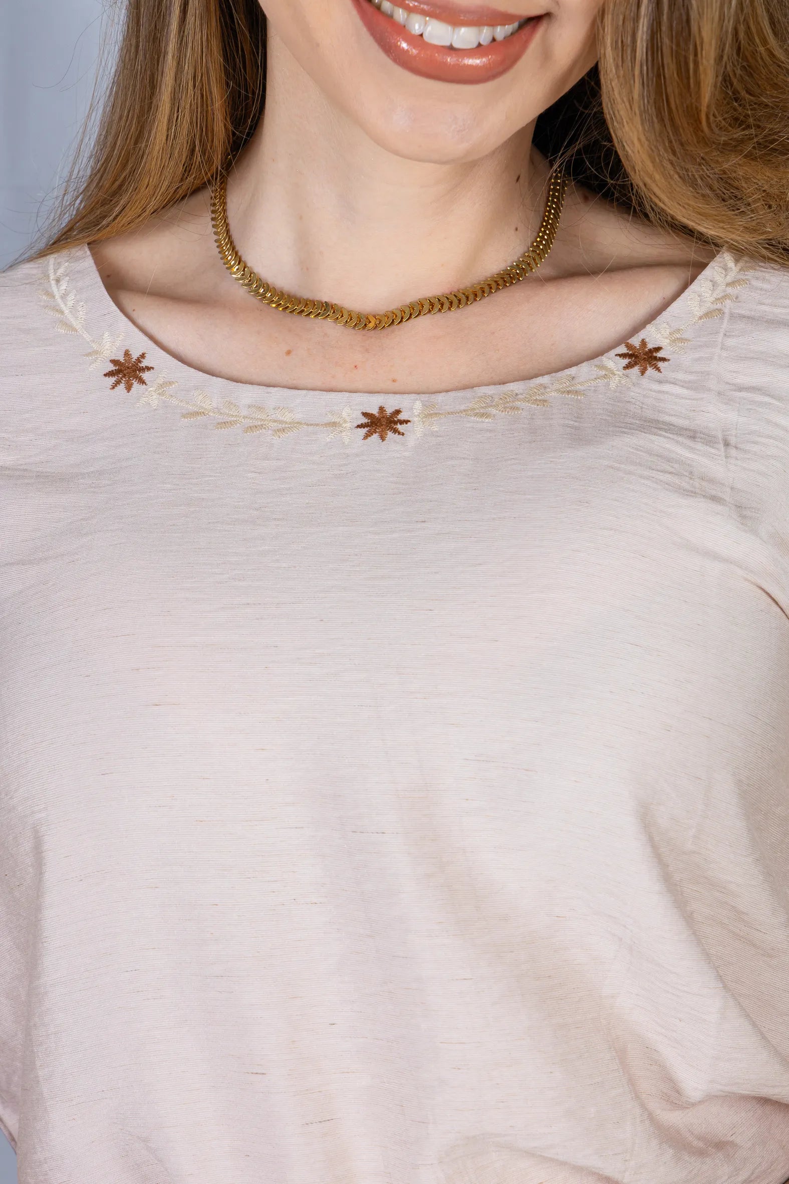 Blusa Manga Curta com Detalhes Bordados Visco Fine Juliana Bege